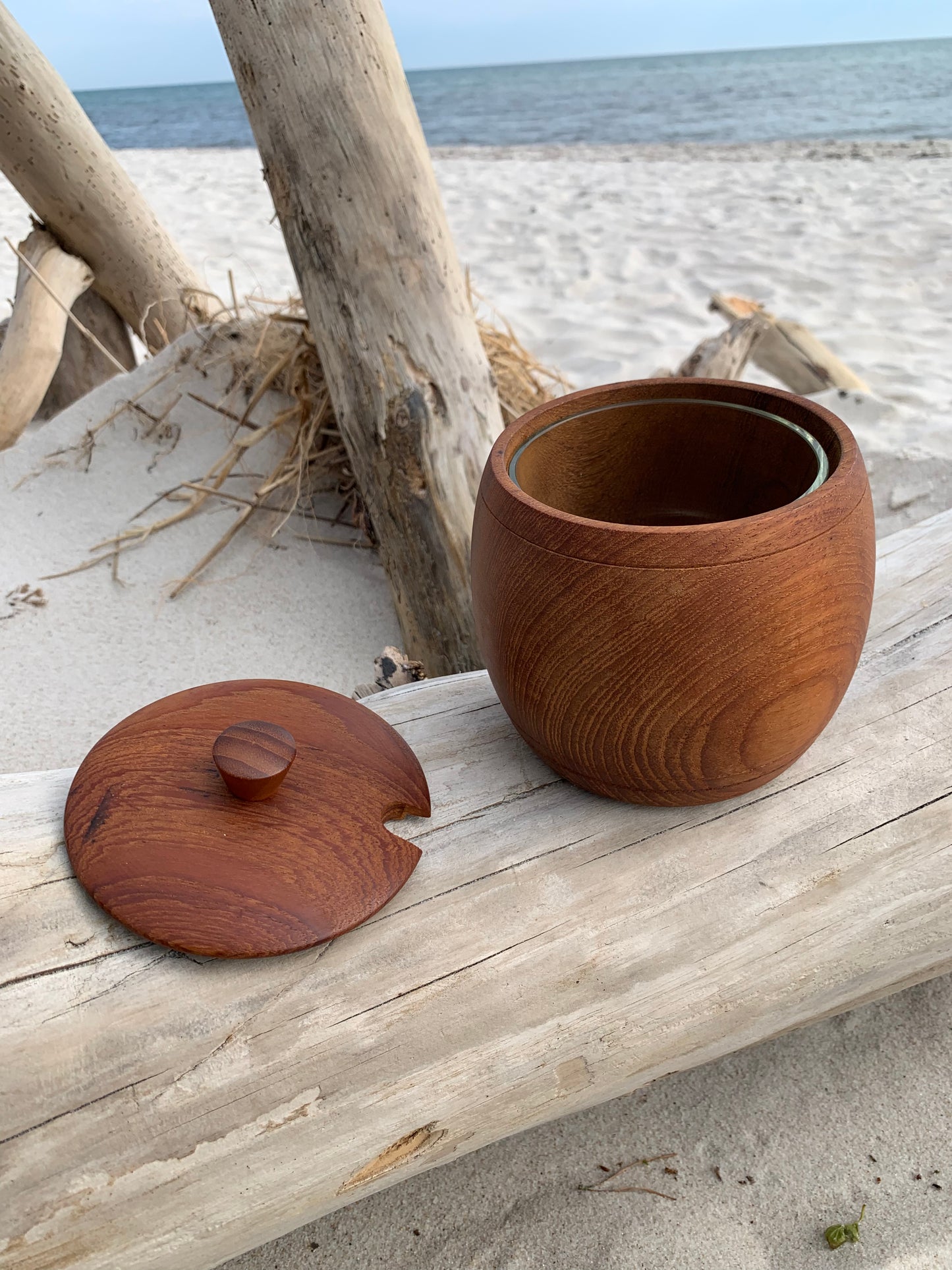 Krukke i teak med låg og glas