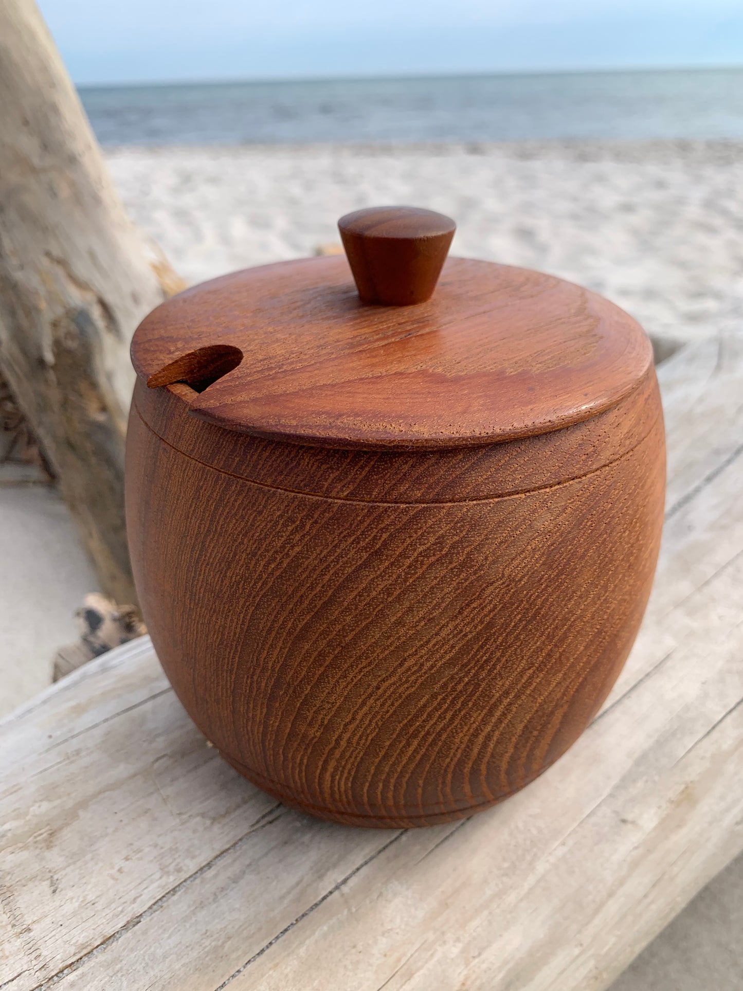 Krukke i teak med låg og glas