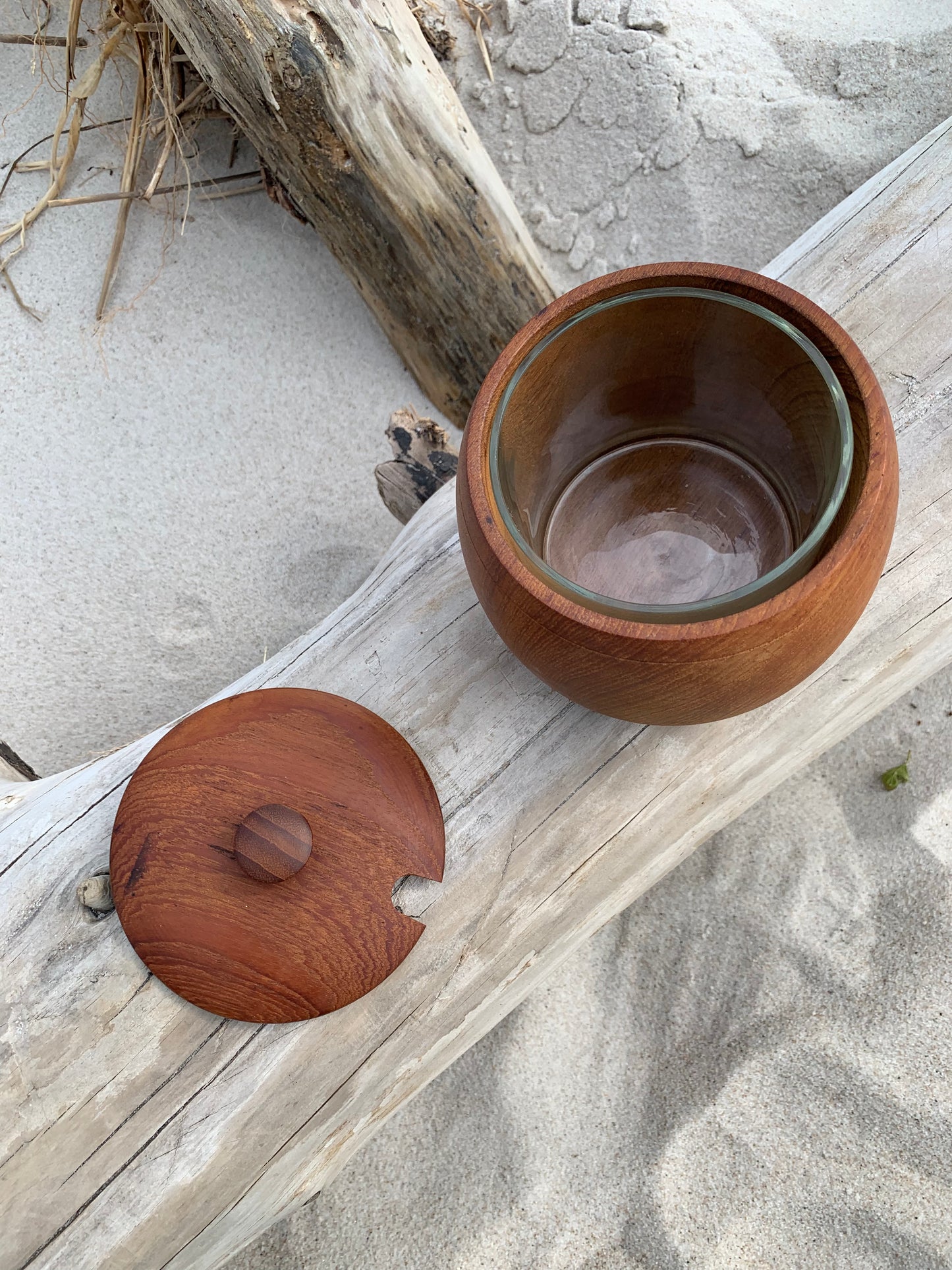 Krukke i teak med låg og glas