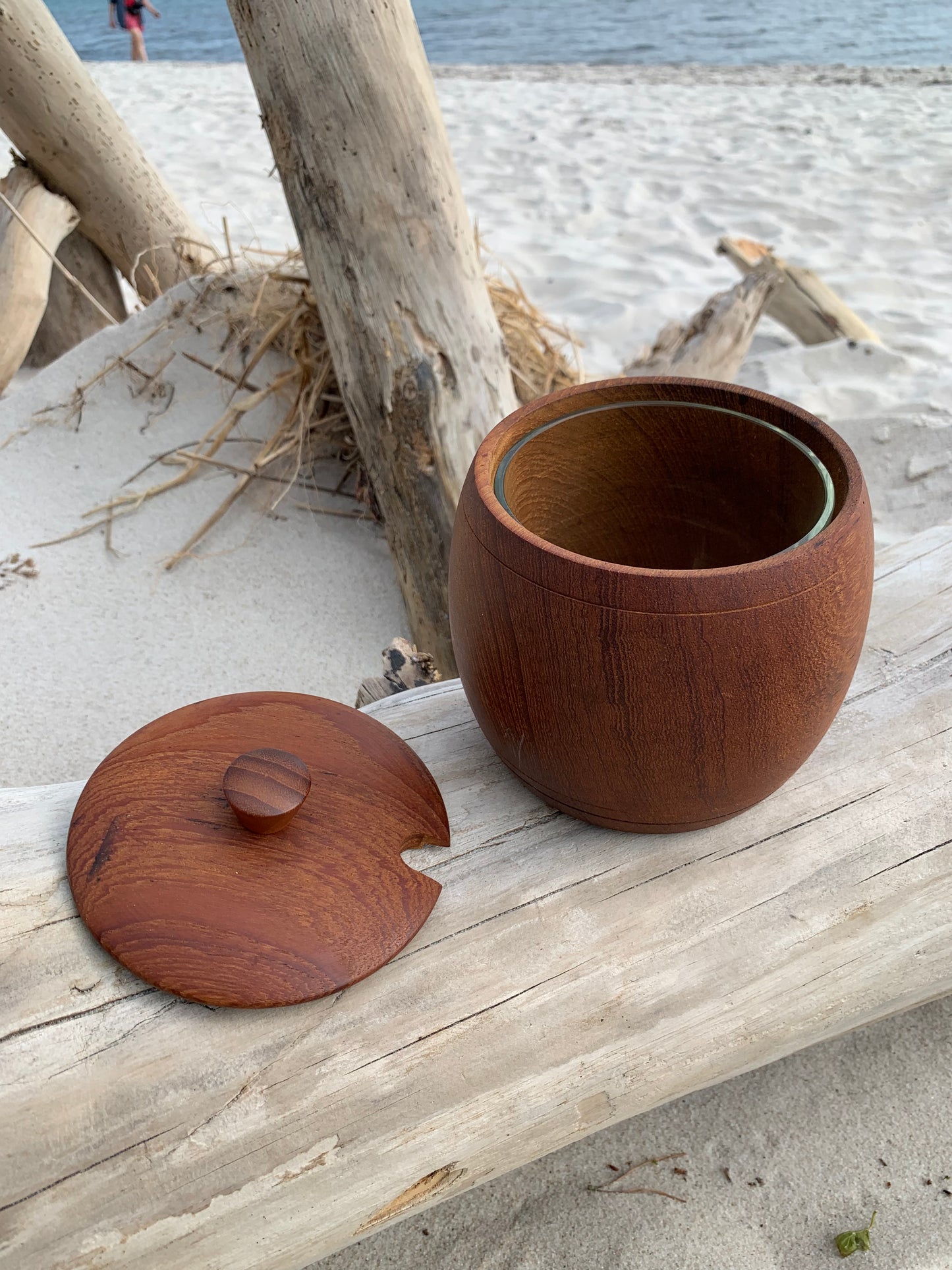 Krukke i teak med låg og glas