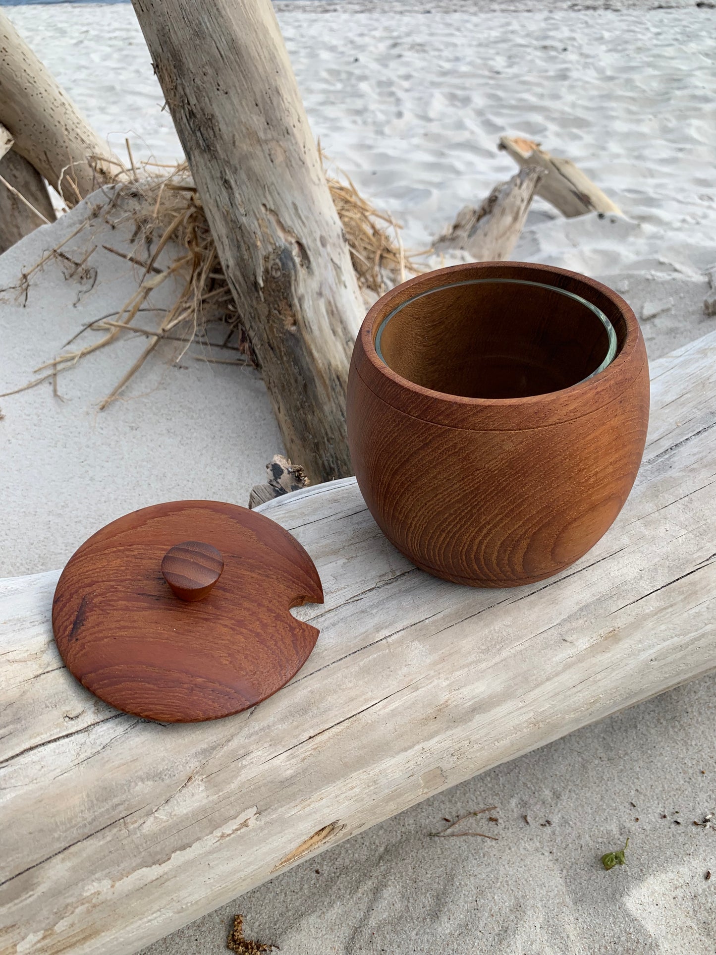 Krukke i teak med låg og glas