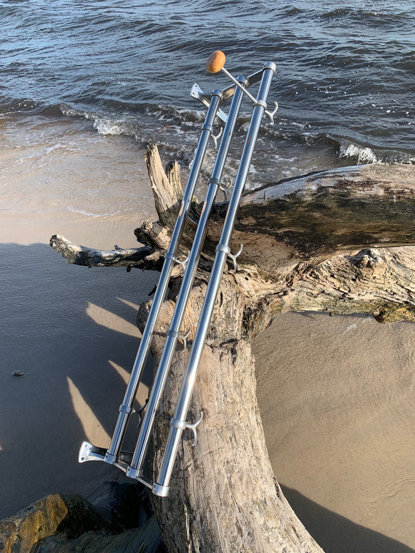 Hattehylde med hatteknage