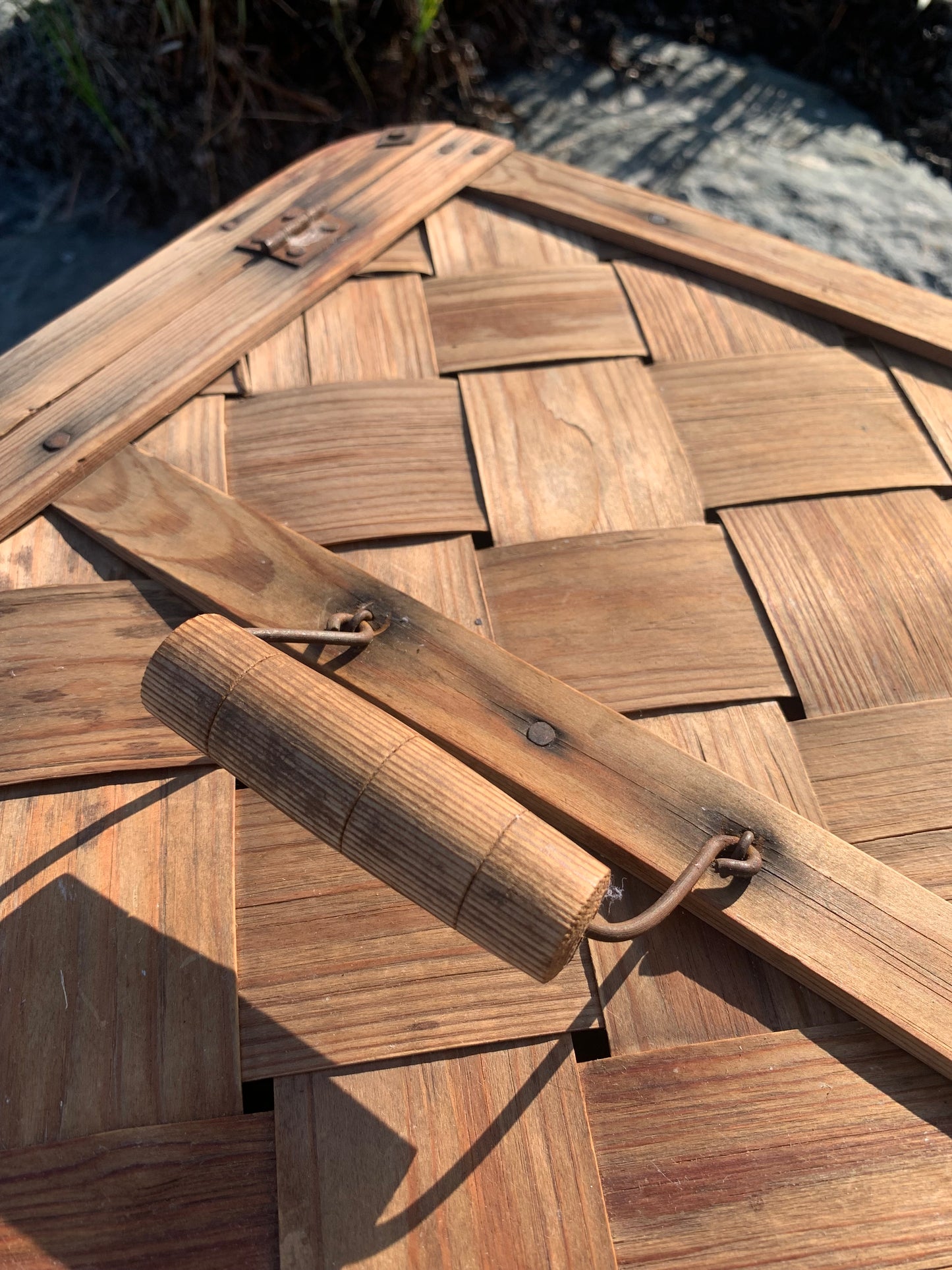 Gammel spånkurv med låg