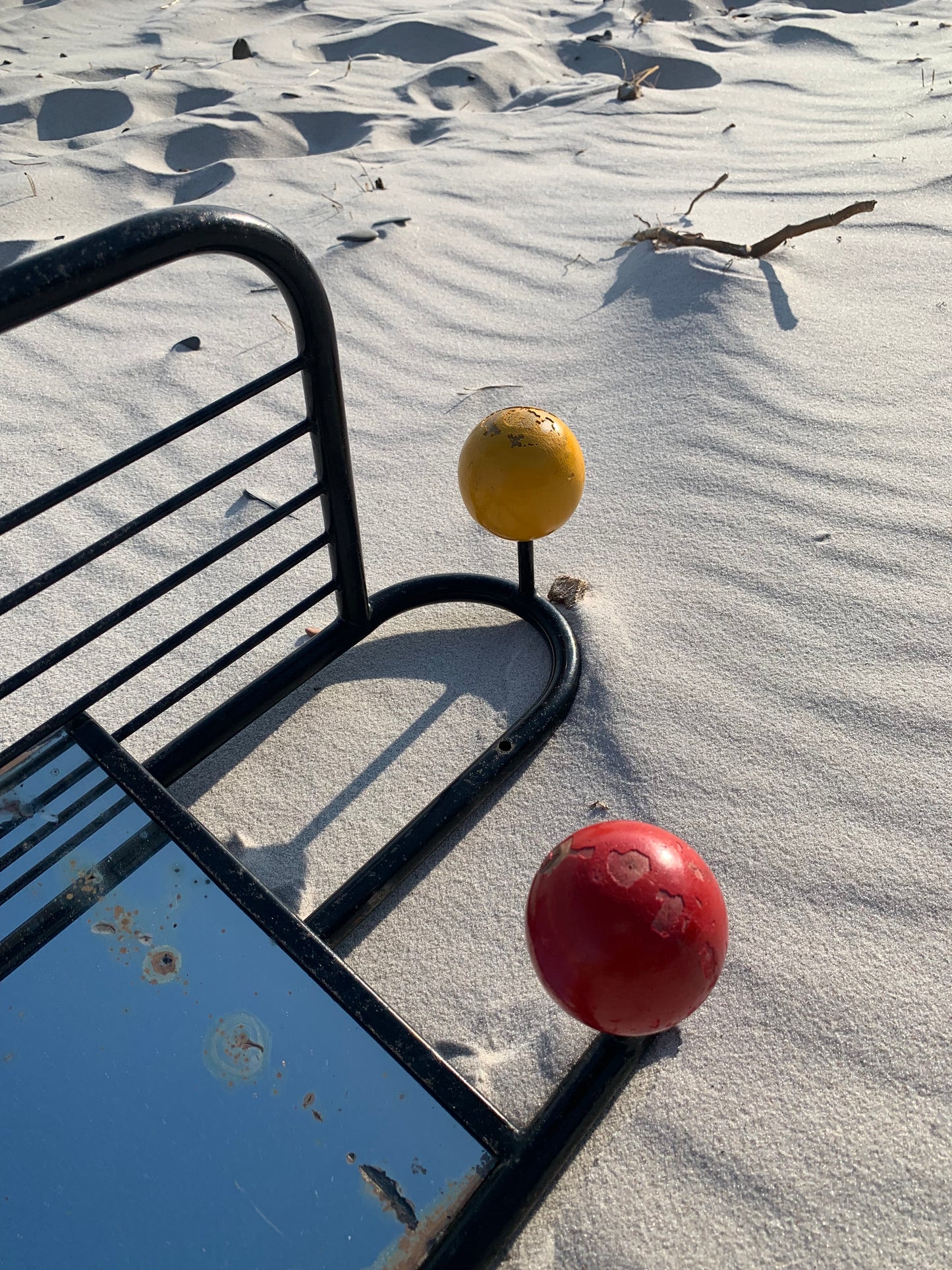 Gammel fransk hattehylde med knager og spejl