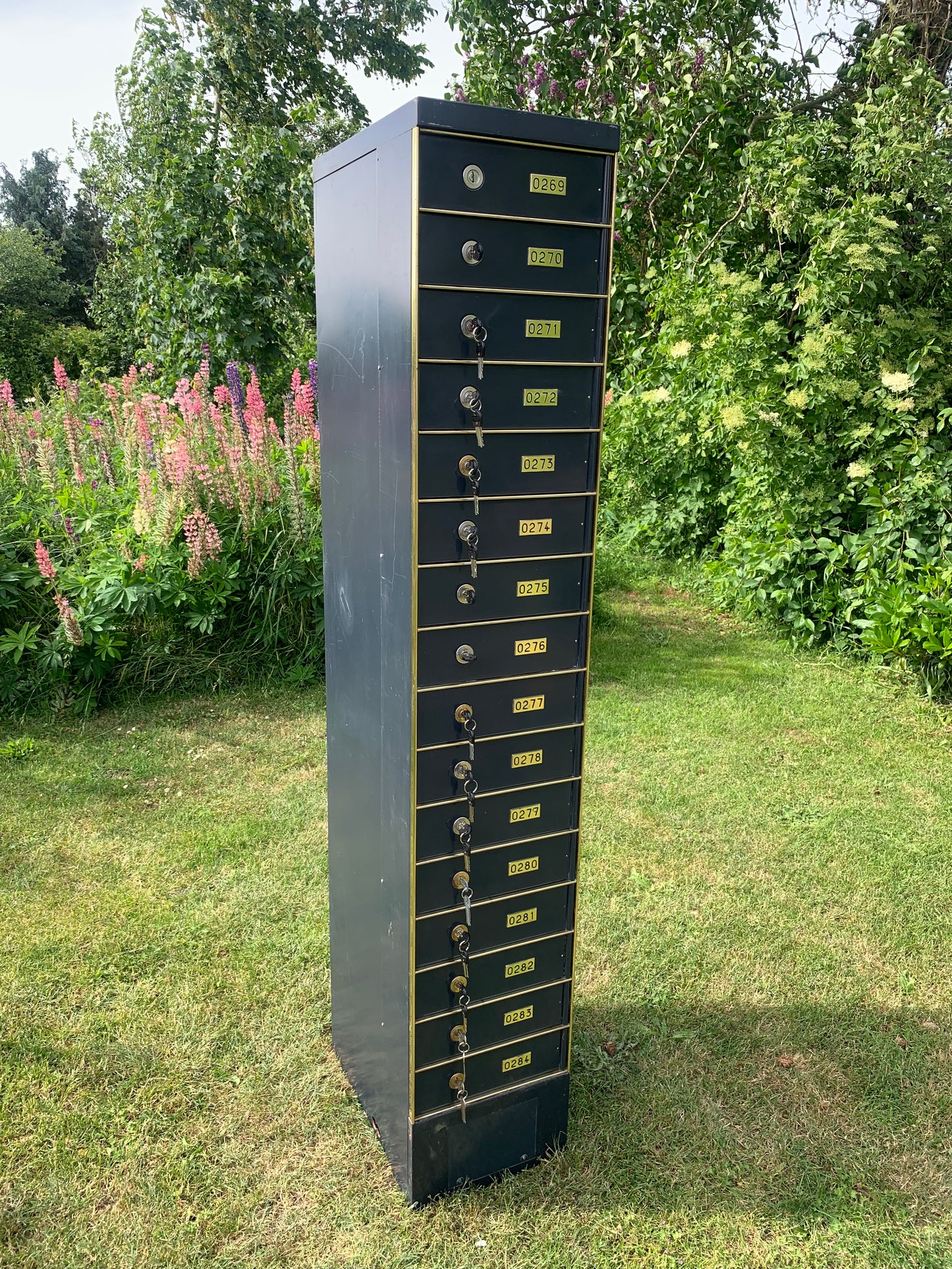 Bankboks med låger