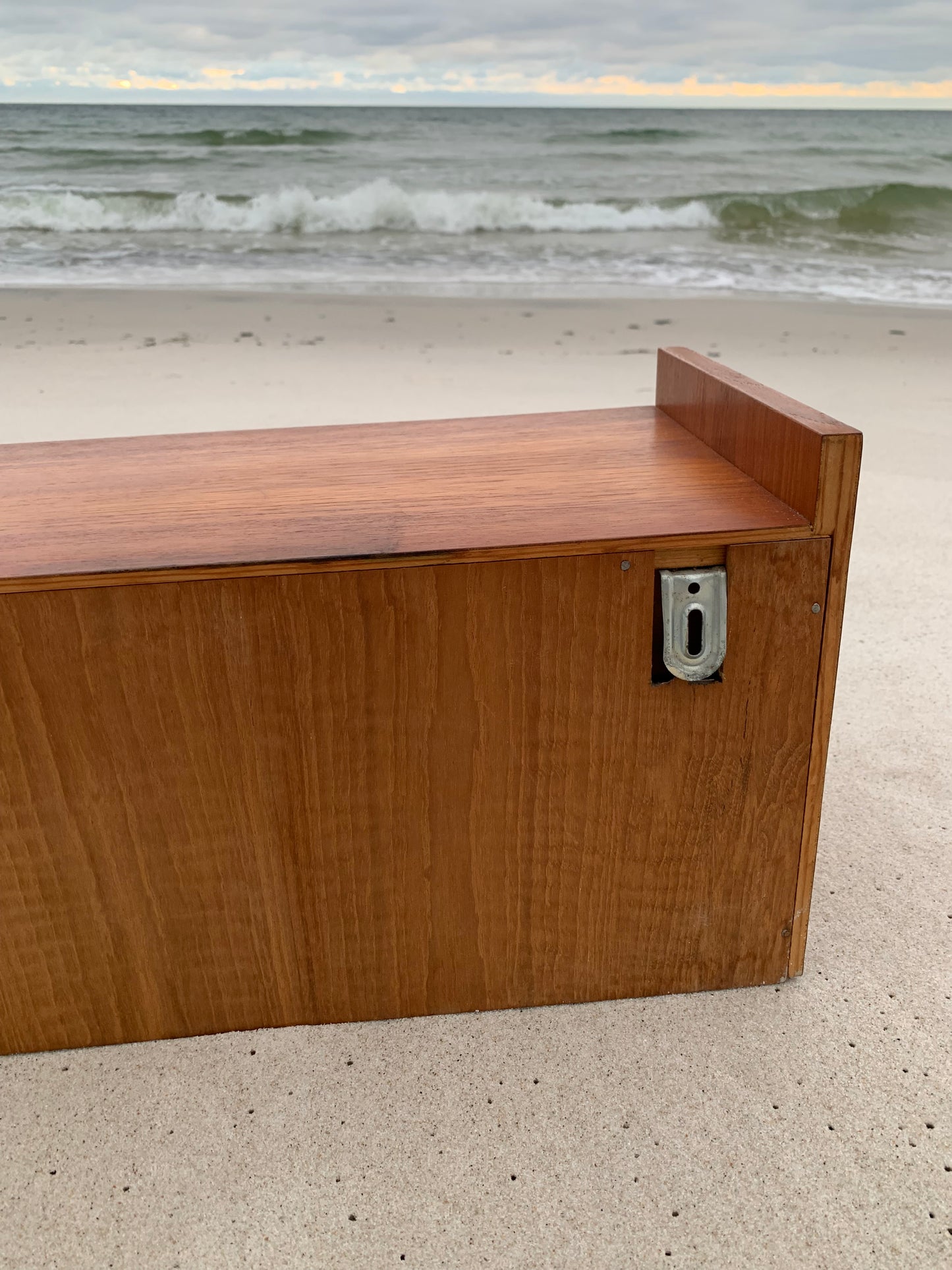 Væghængt bord med skuffer