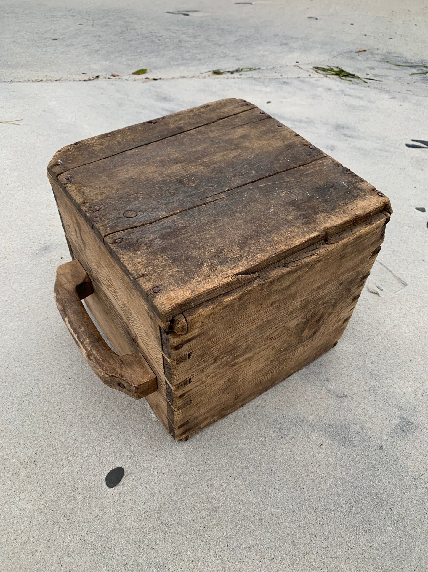 Smuk gammel trækasse med to greb