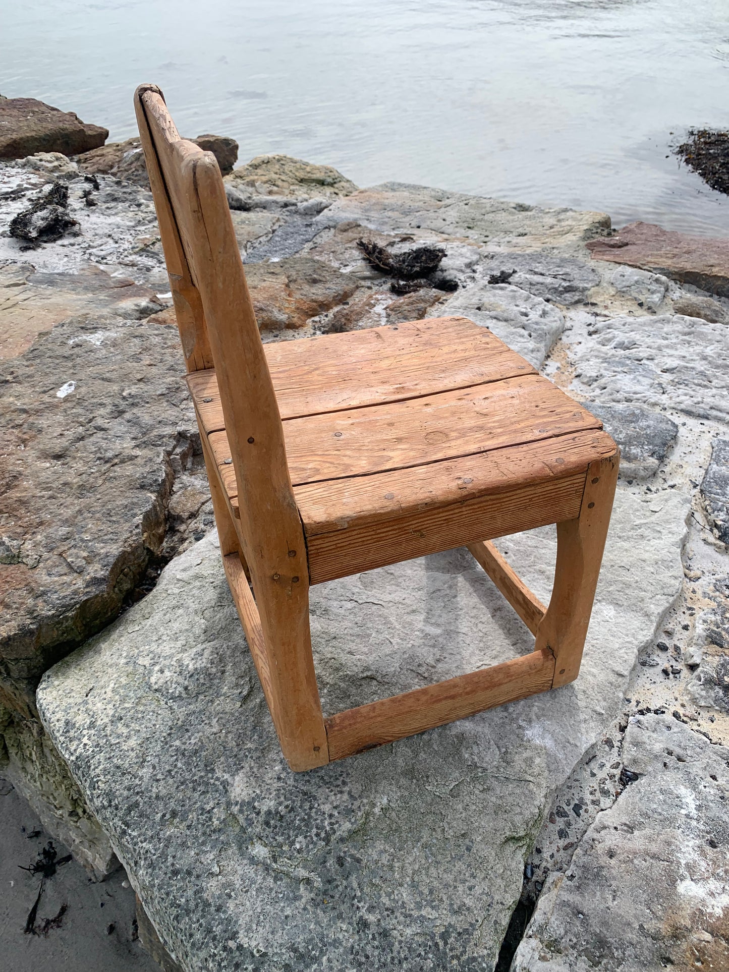 Unik og meget gammel børnestol