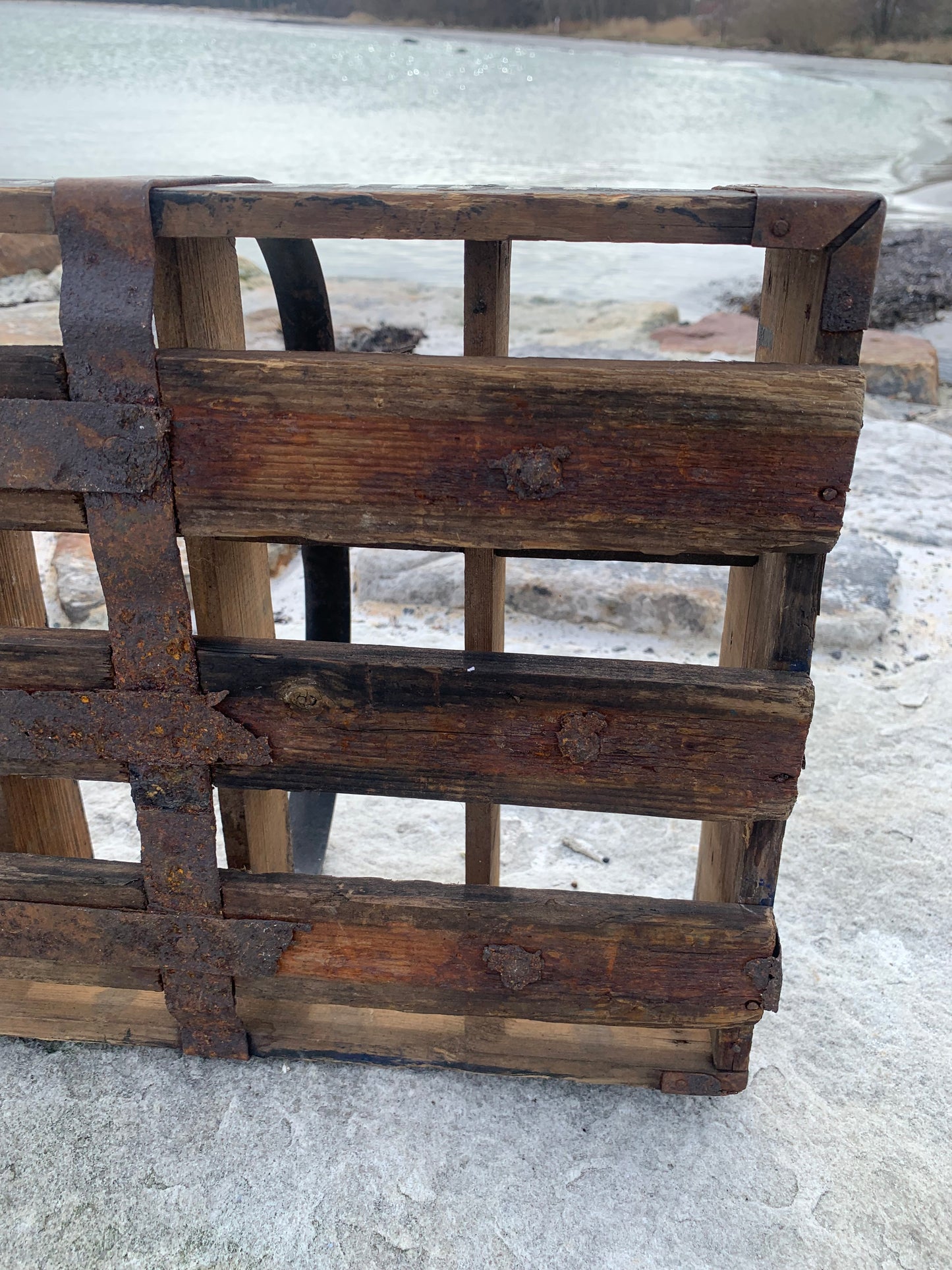 Meget gammel Frydenlund kasse med rum opdeling og hank