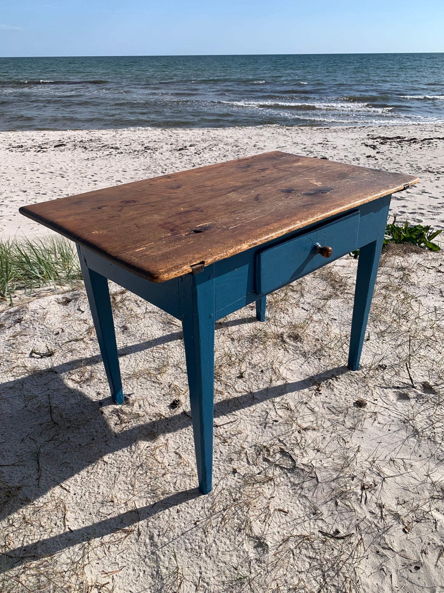 Gammelt bord med fine detaljer