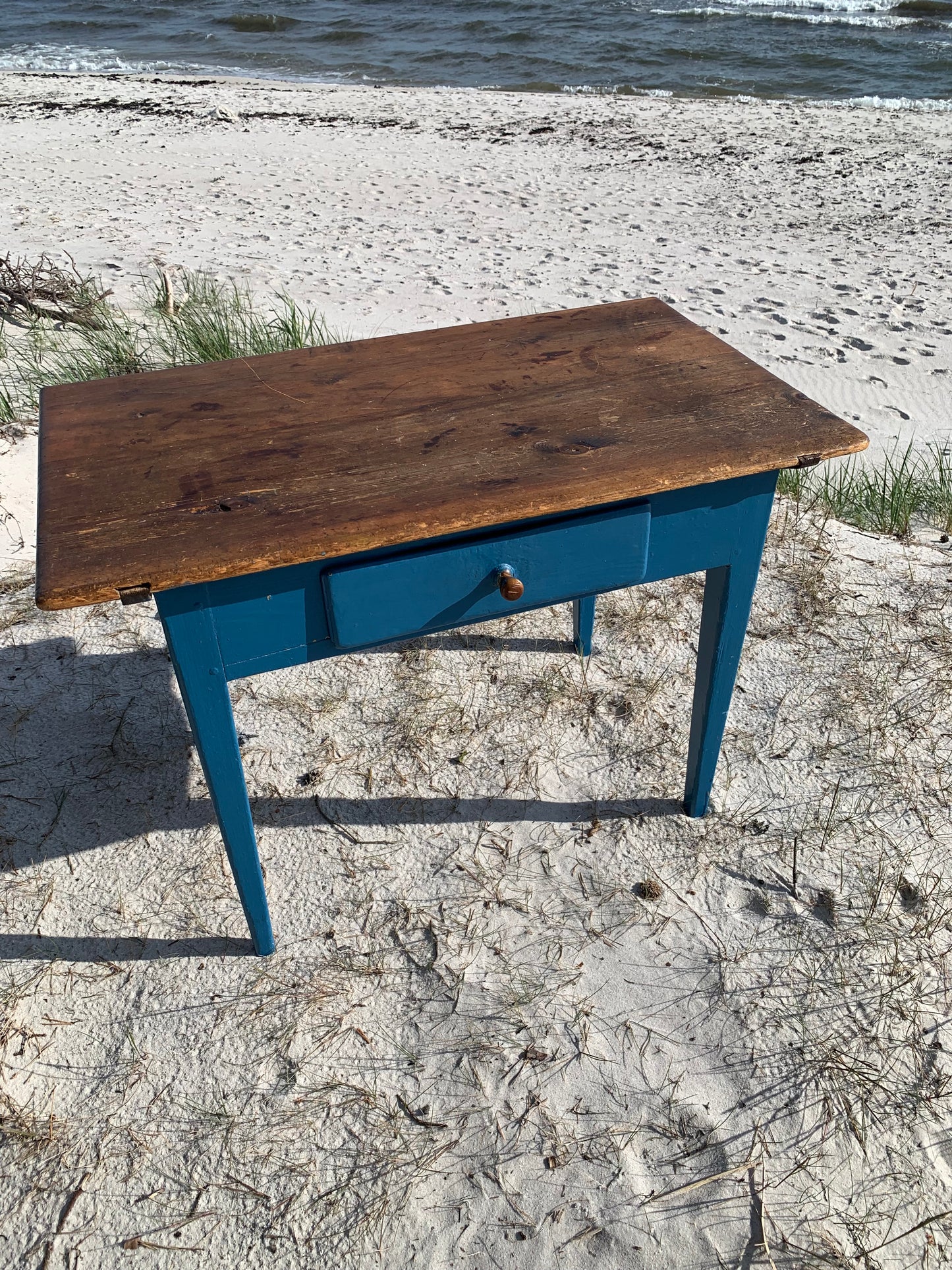 Gammelt bord med fine detaljer