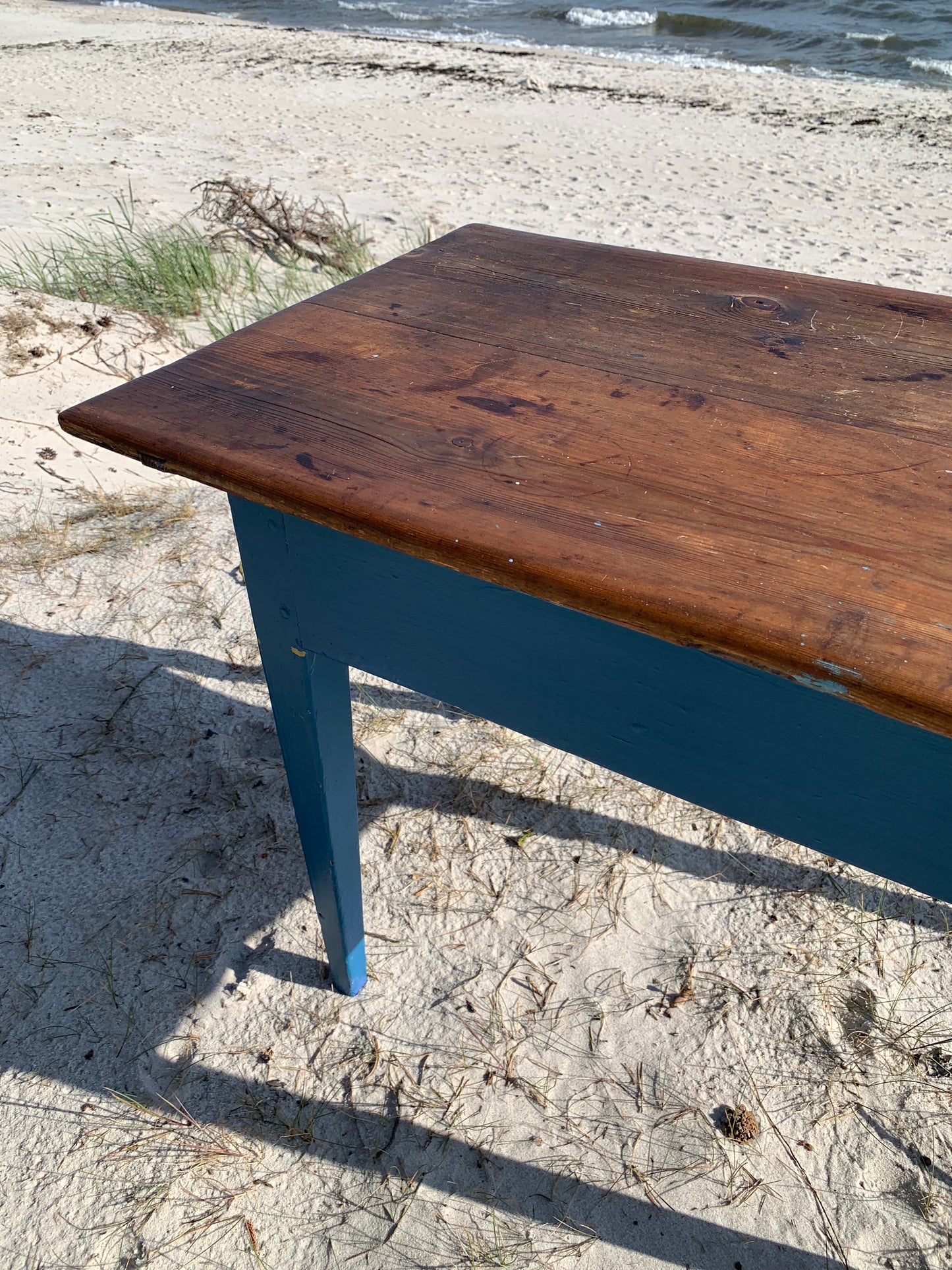 Gammelt bord med fine detaljer