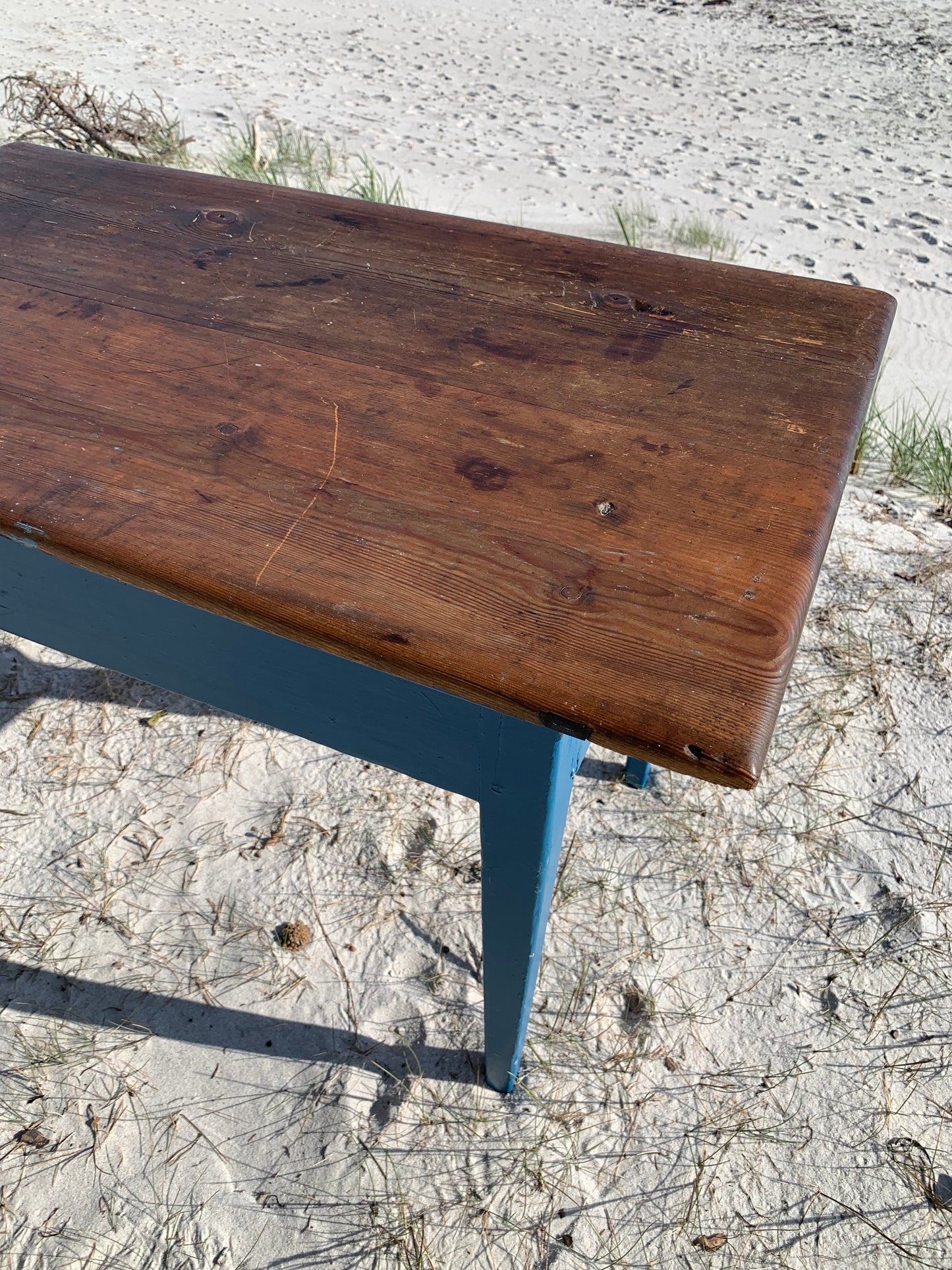 Gammelt bord med fine detaljer