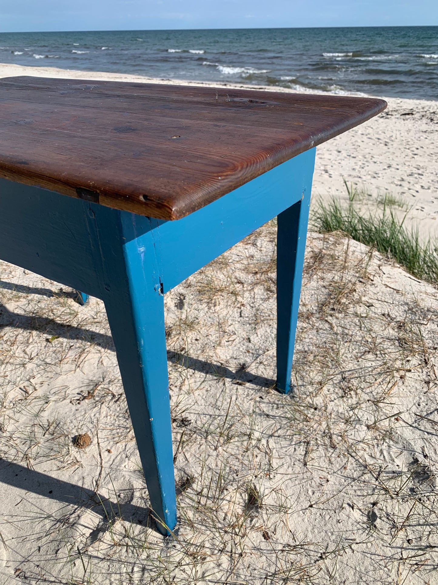 Gammelt bord med fine detaljer