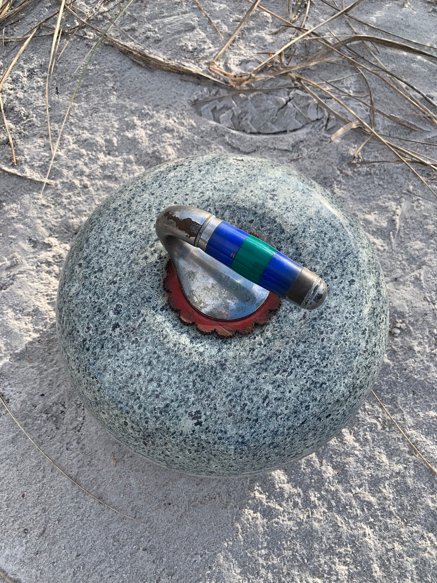 Curlingsten med håndsyet etui i læder