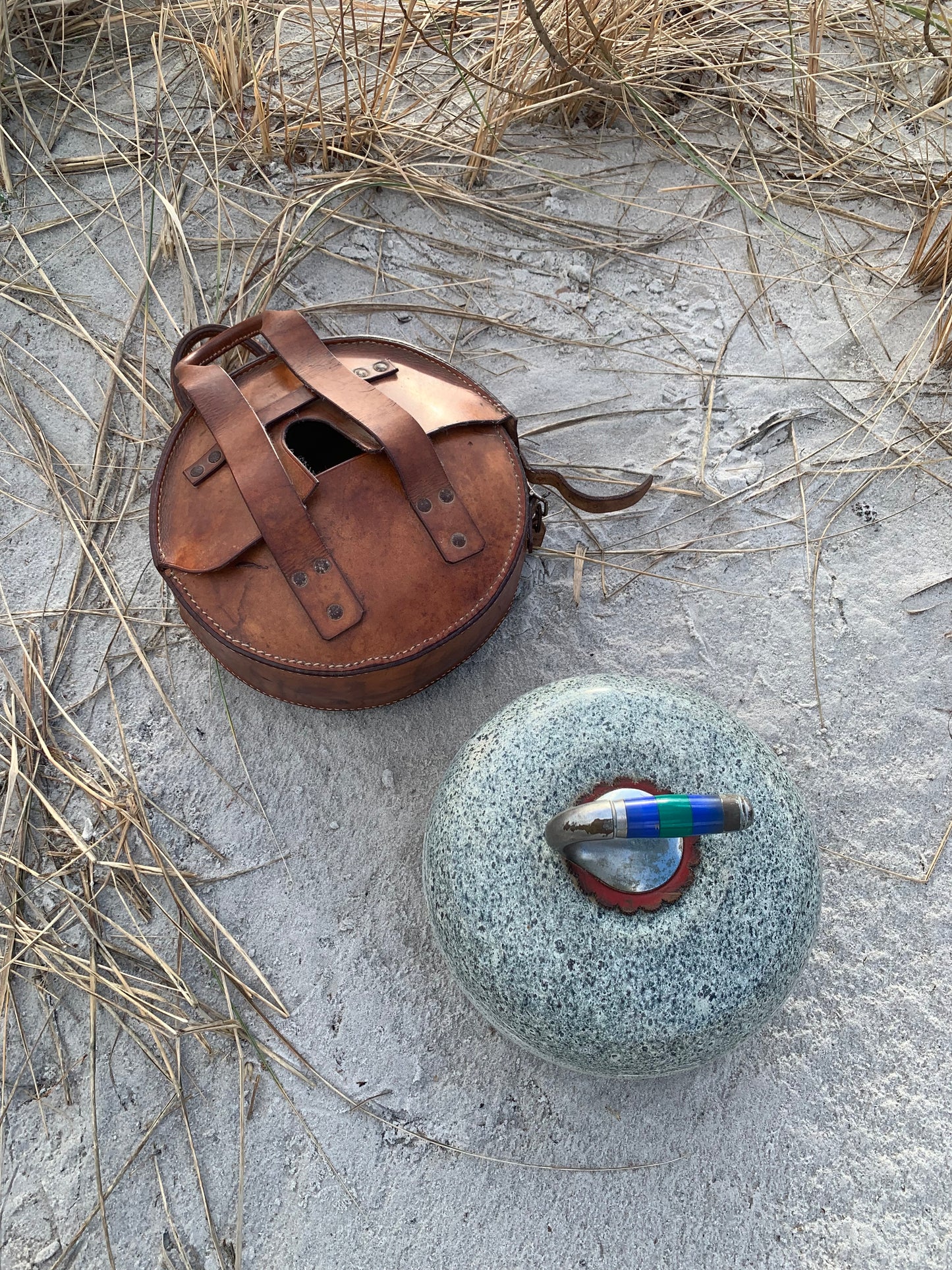 Curlingsten med håndsyet etui i læder