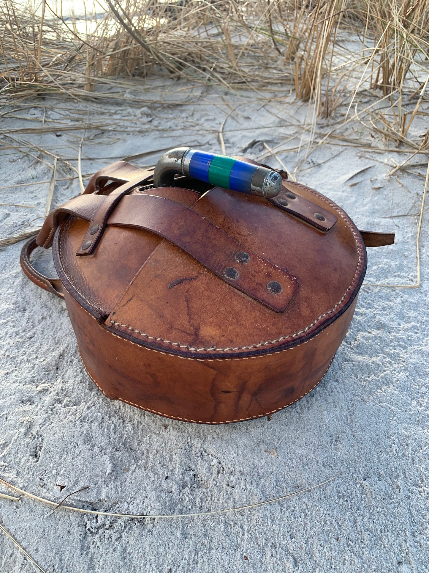 Curlingsten med håndsyet etui i læder