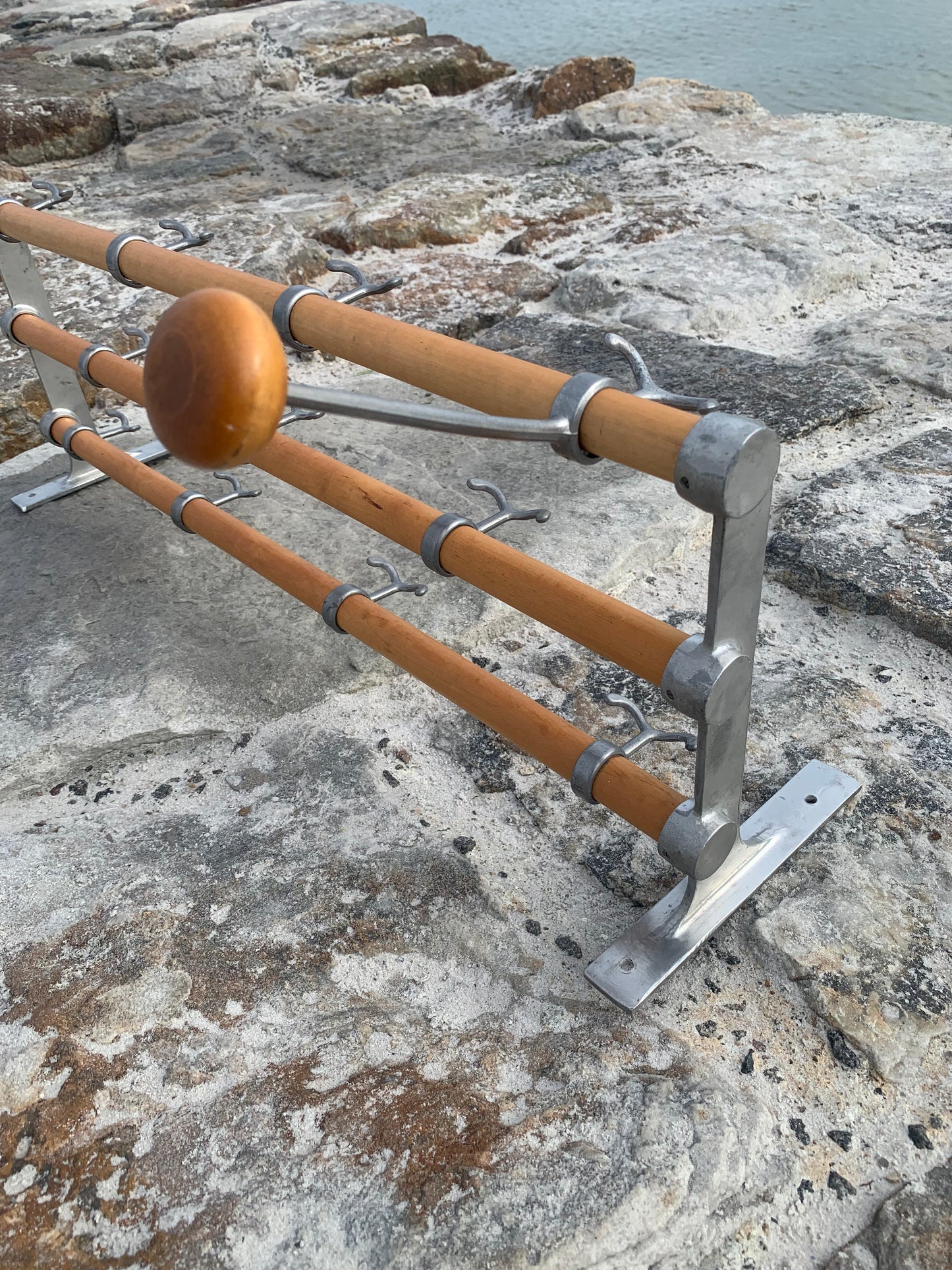 Hylde med hatteknage - Designet af Gunnar Bolin i 1937