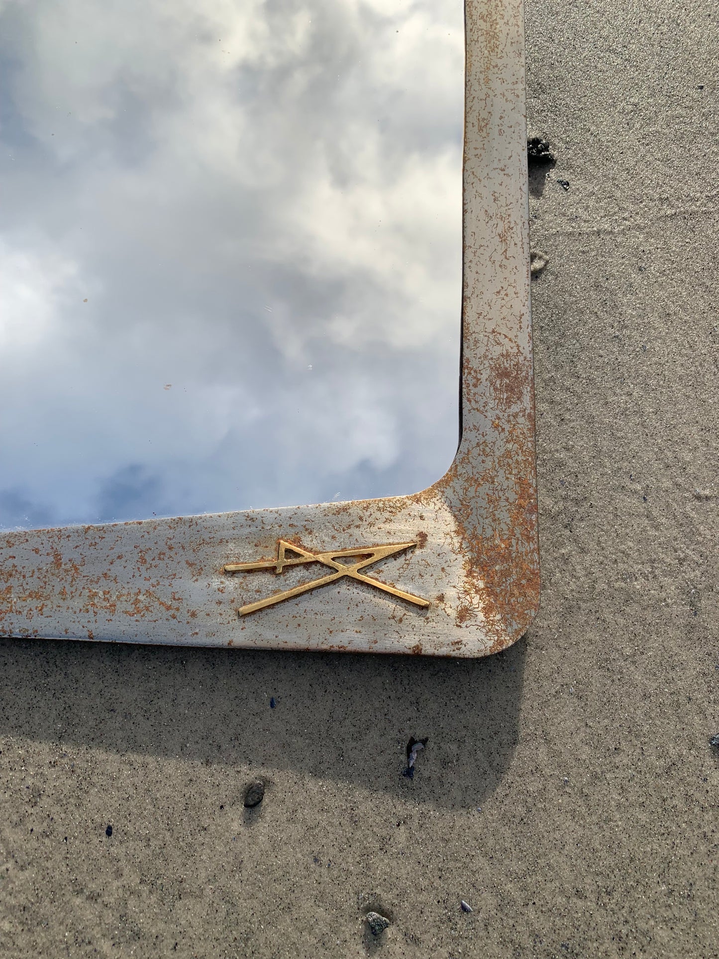 Unikt spejl med ramme i metal
