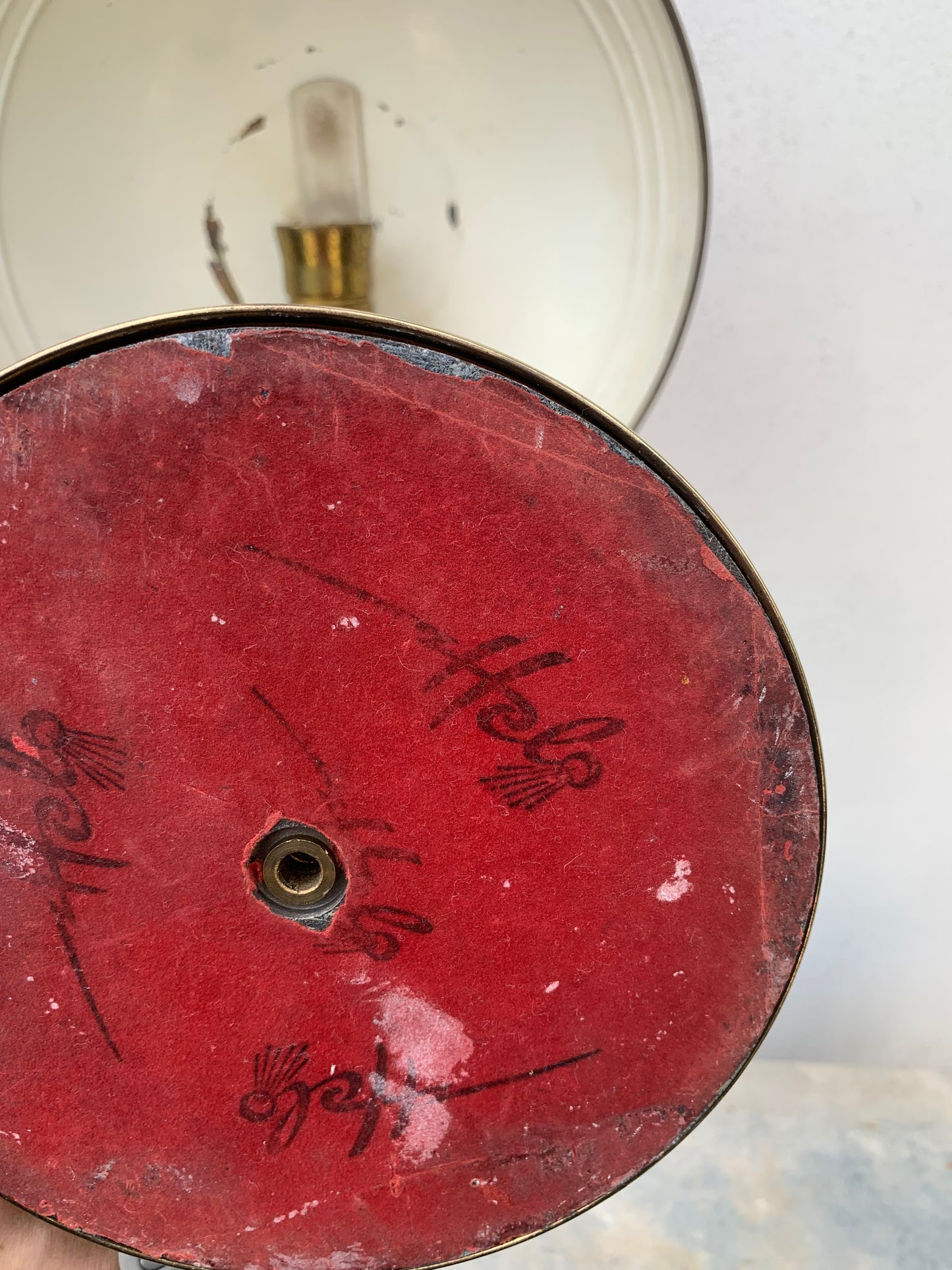 Helo lampe - Rød/messing