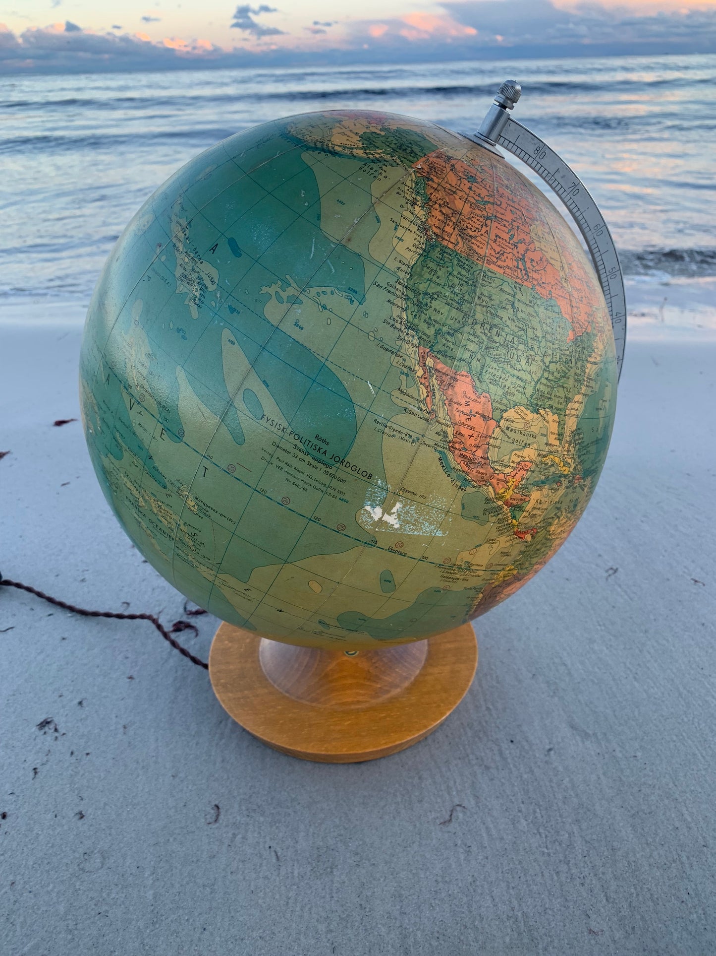 Globus i glas med lys