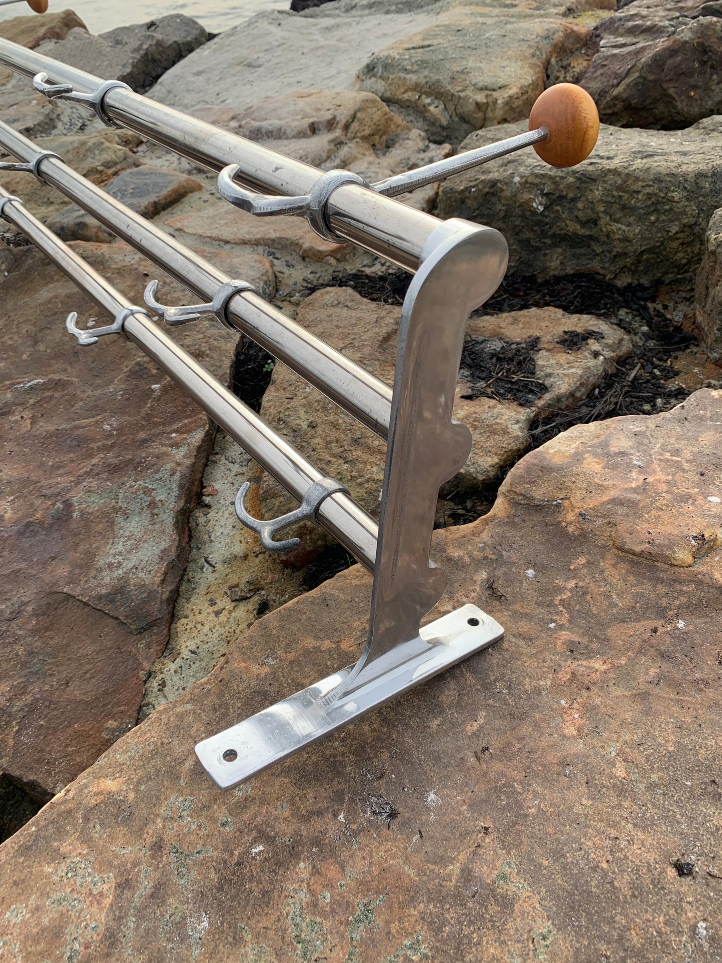 Hylde med 2 hatteknager - Designet af Gunnar Bolin i 1937