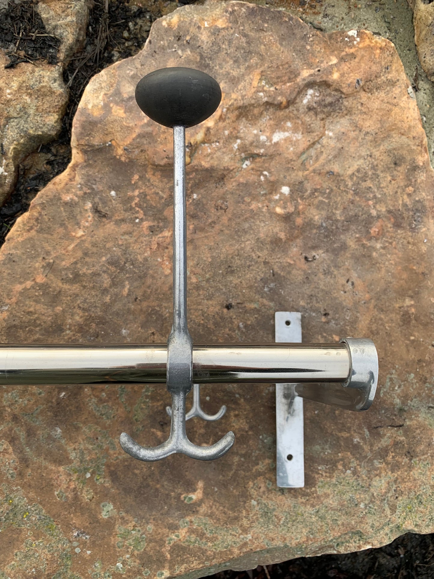 Hylde med hatteknage - Designet af Gunnar Bolin i 1937