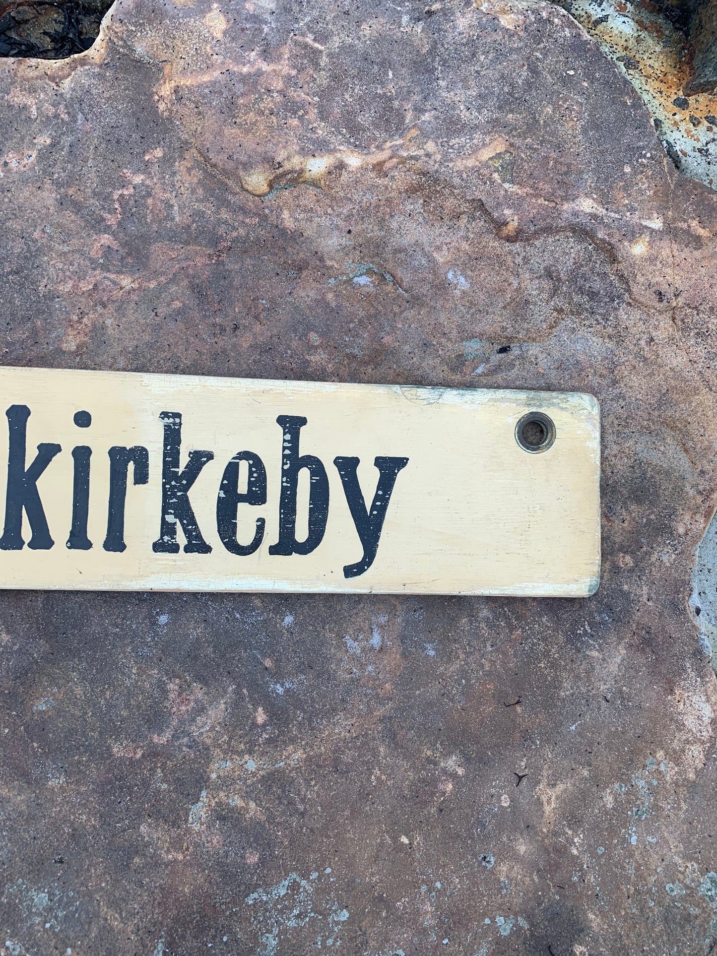 Gammelt bornholmsk skilt fra bus - Gudhjem/Aakrikeby