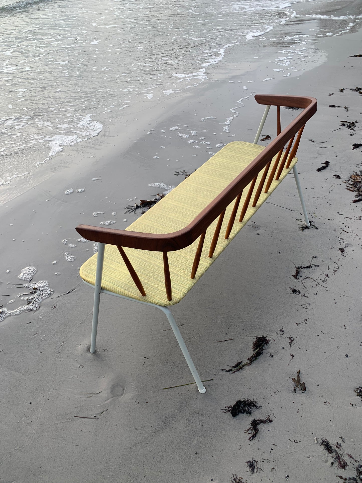 Bænk med fine detaljer i træ