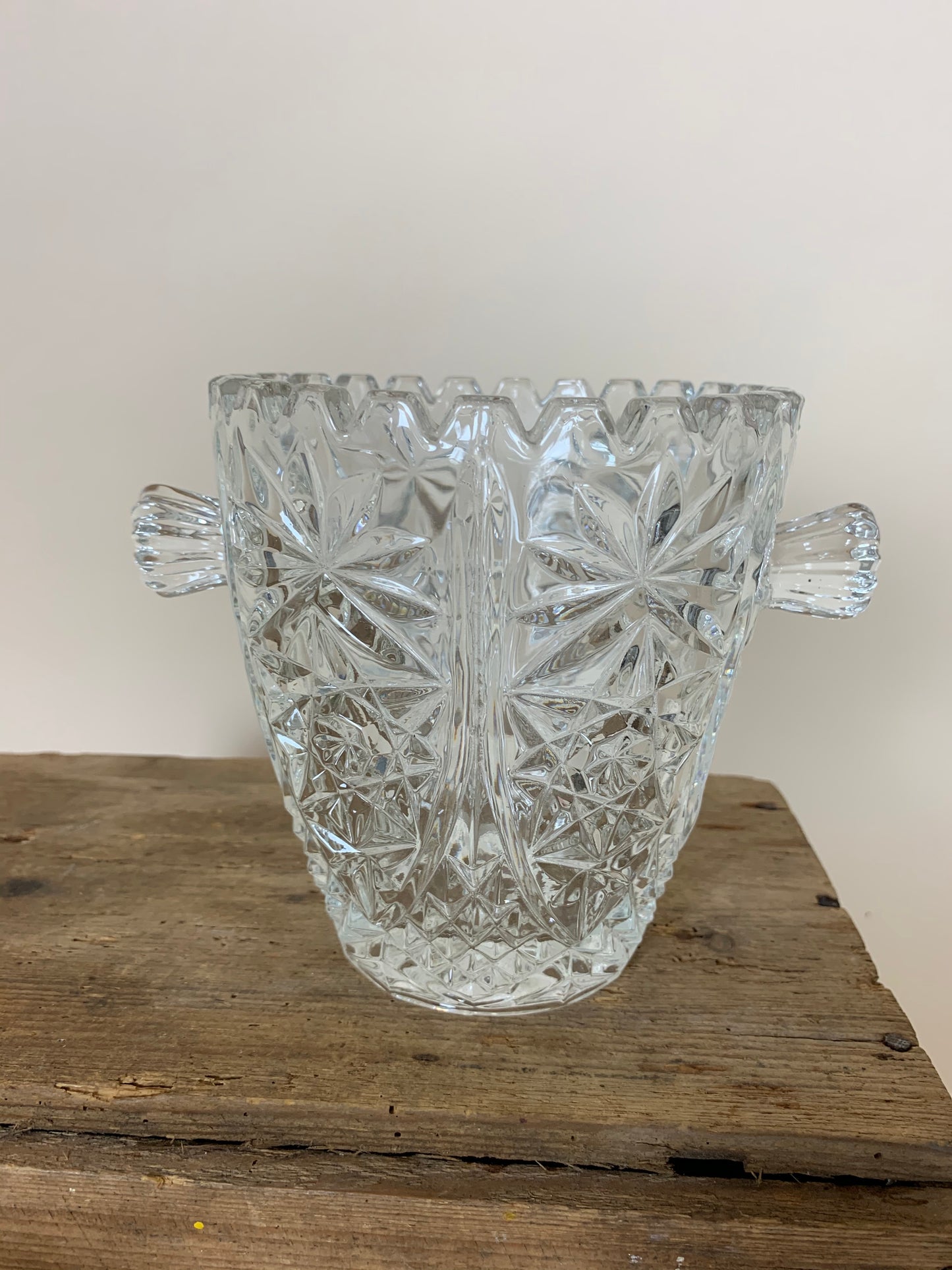 Isspand i glas med “ører”
