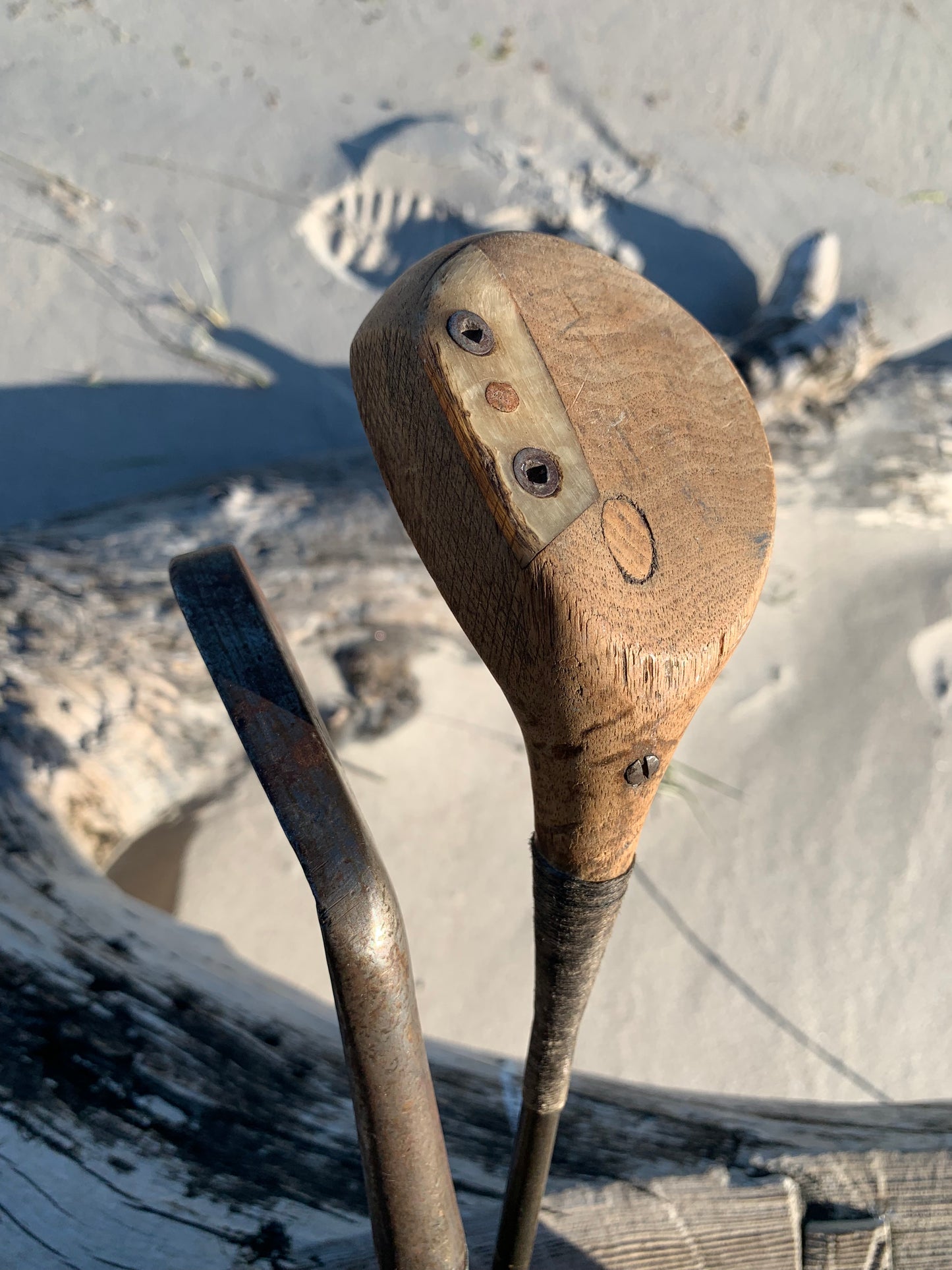 Gammel golfbag i læder med to gamle køller