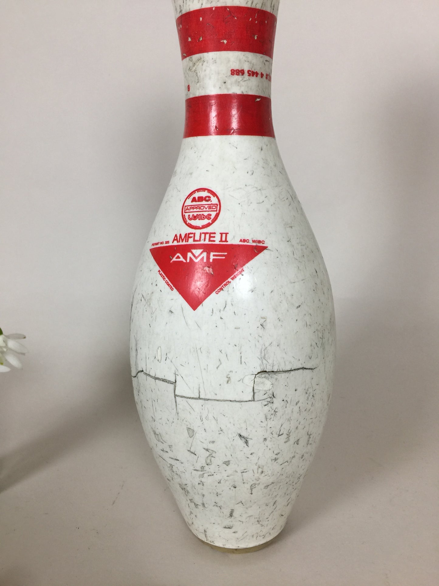 Kegle med rød dekoration og patina
