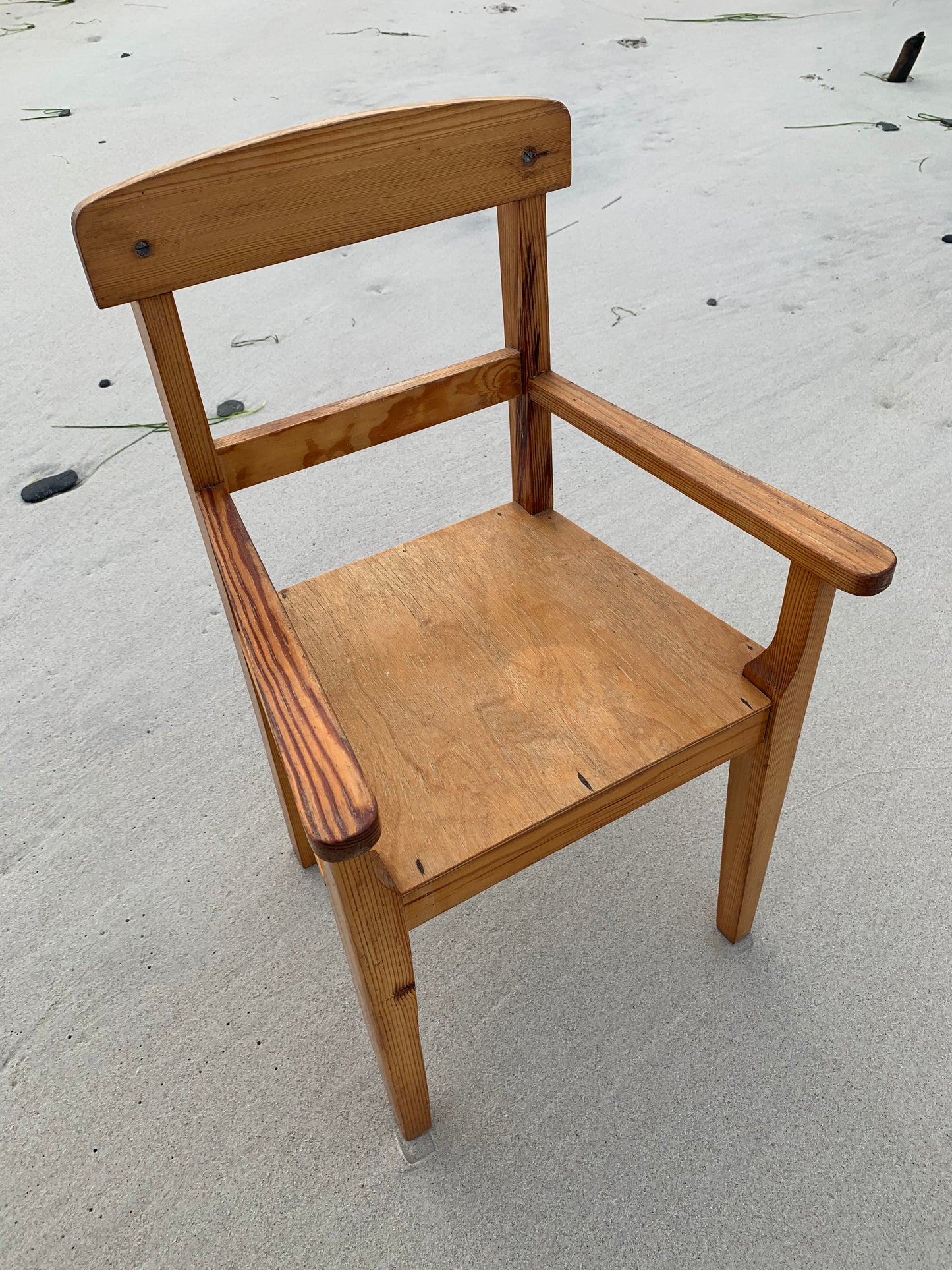 Skøn barnestol med armlæn