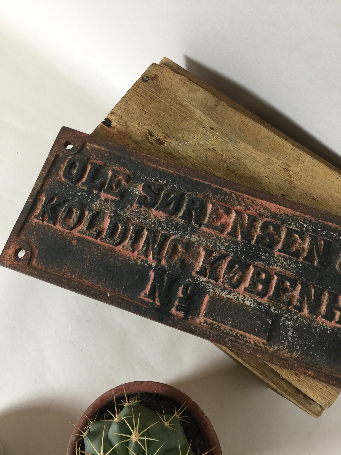 Gammelt skilt med masser af patina