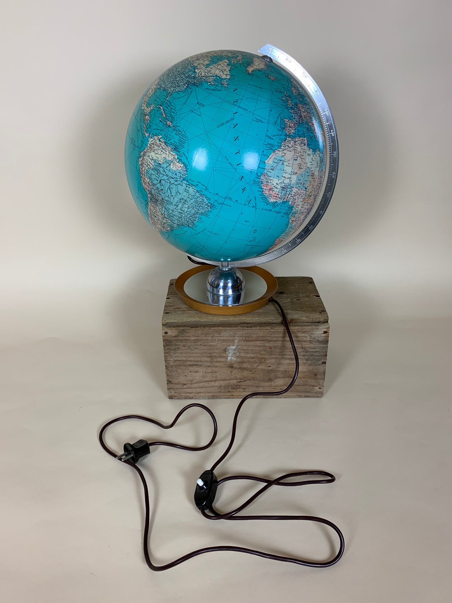 Globus i glas med lys