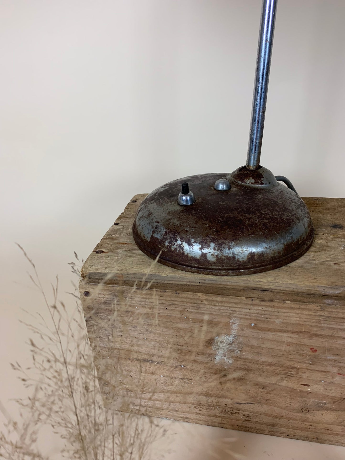 Helo bordlampe med masser af skøn patina