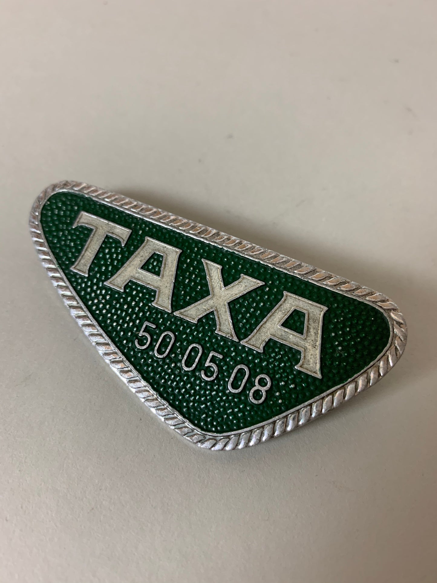 Lille taxiskilt med nål