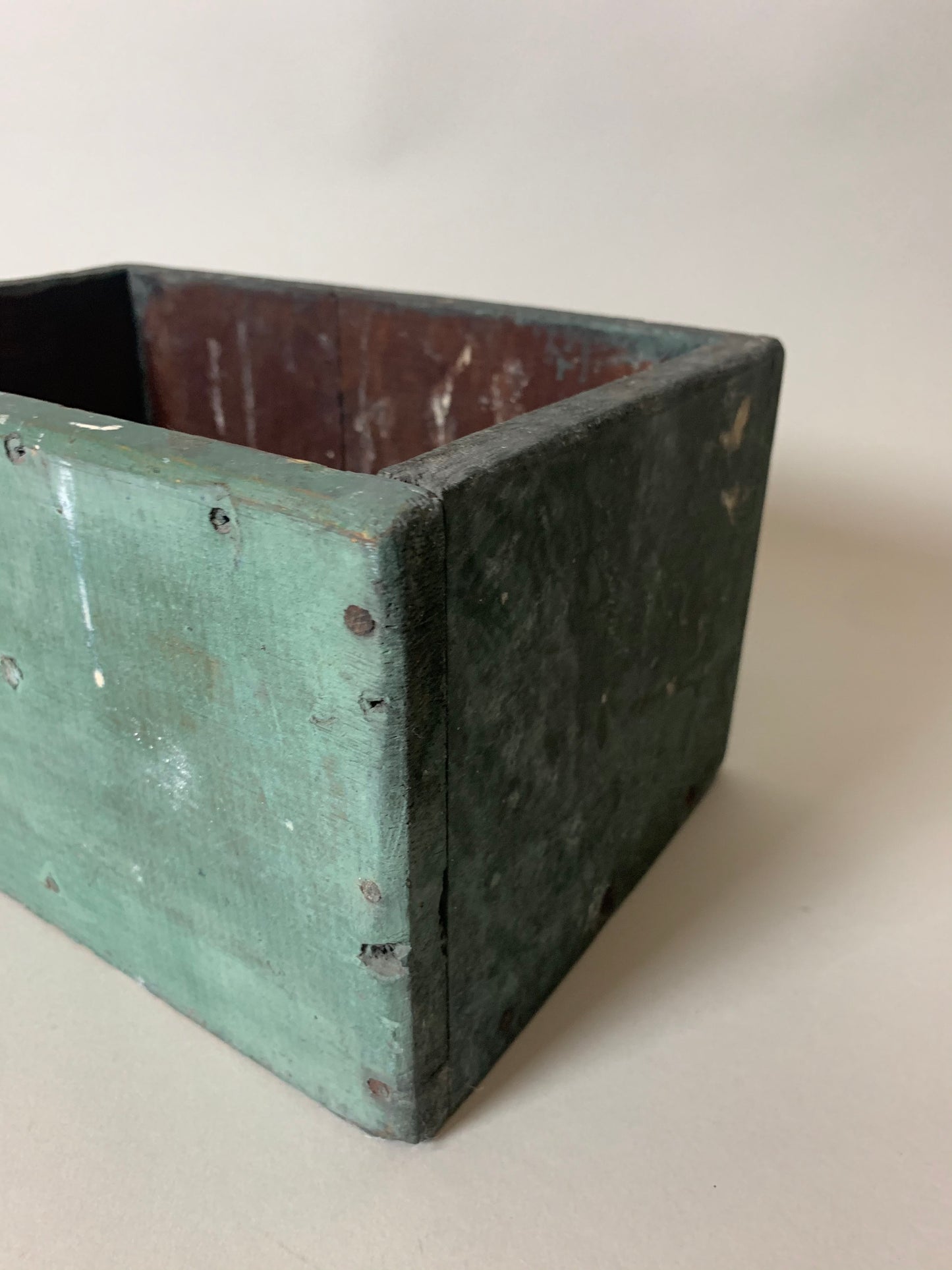 Grøn trækasse med patina