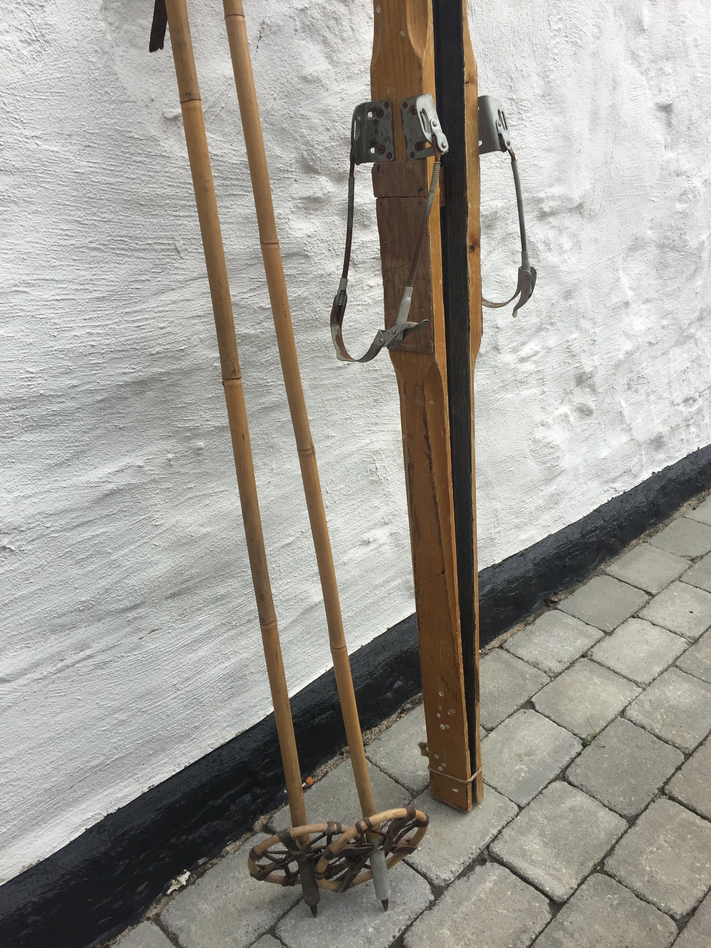 Smukke og dekorative gamle ski med stave
