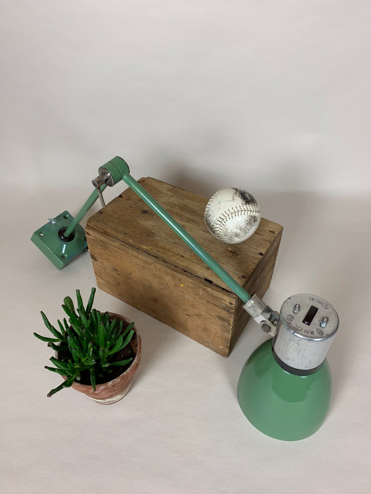 Skøn industriel grøn væg eller bordlampe