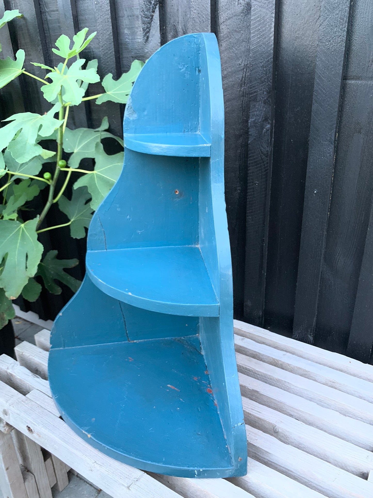 Hjørnehylde med patina