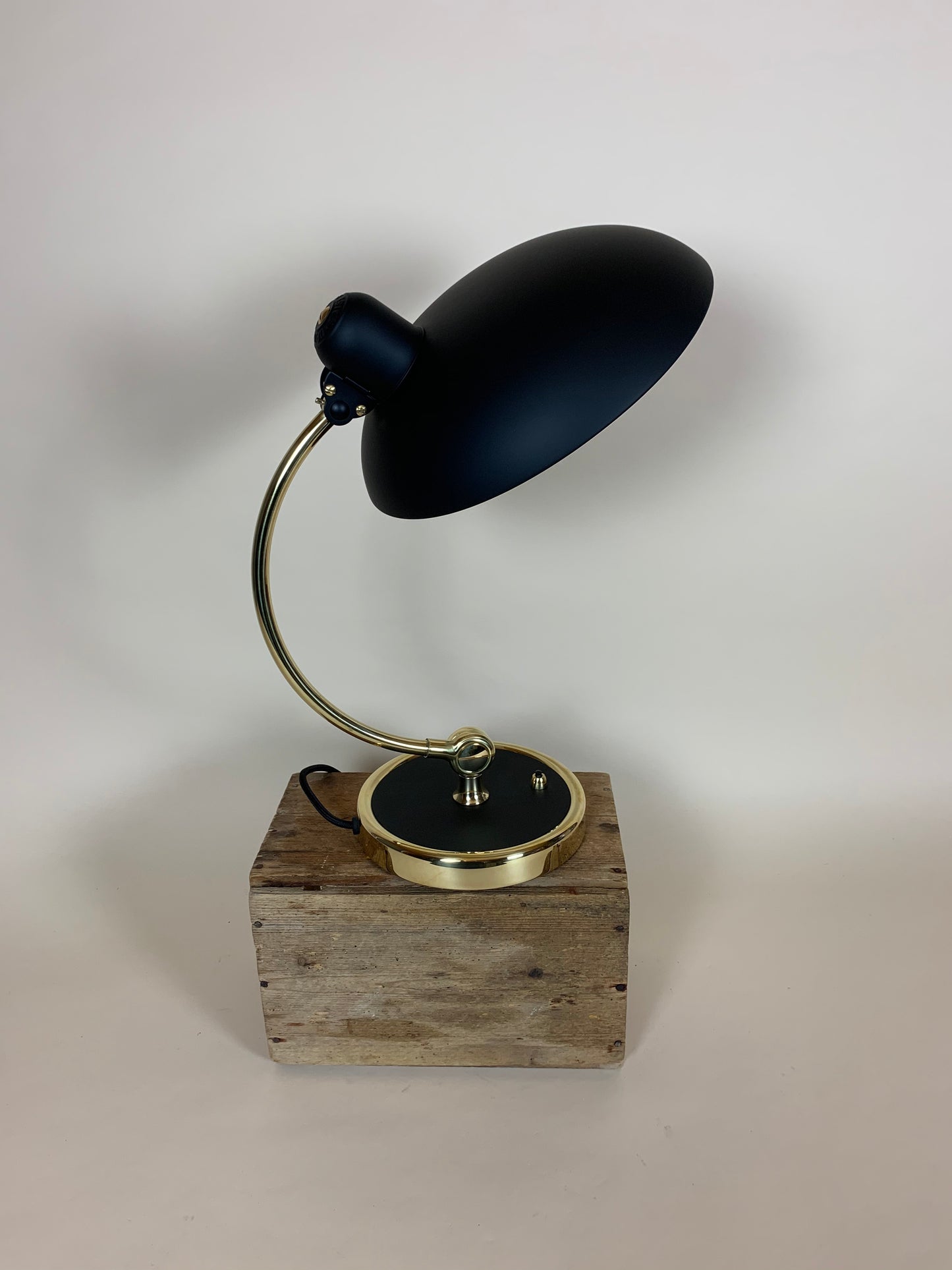 Kaiser Idell bordlampe - Mat sort med messing