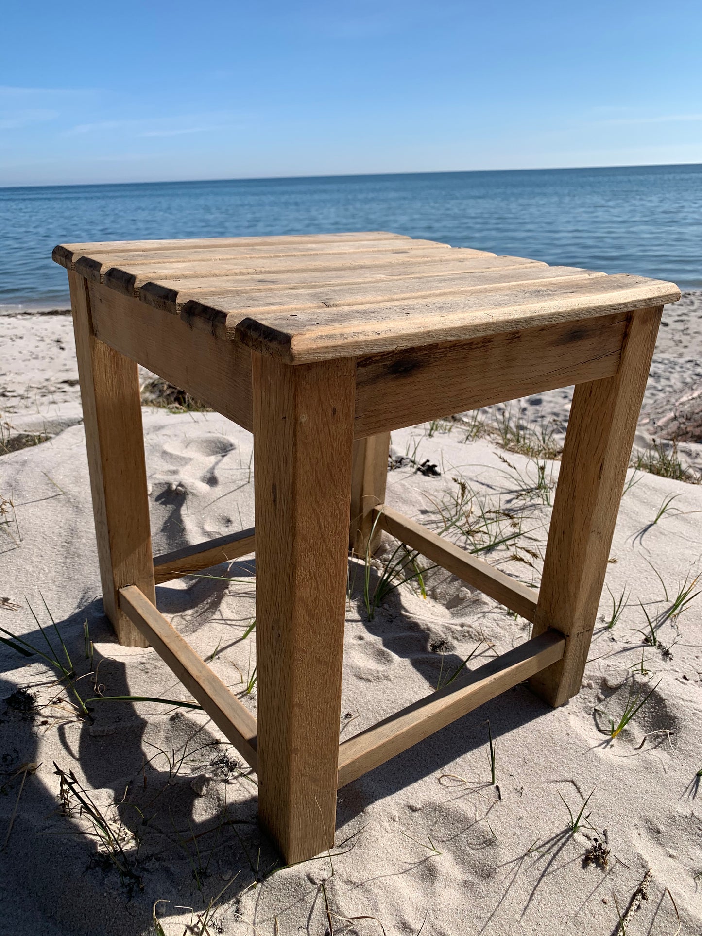 Taburet i træ med tremmesæde