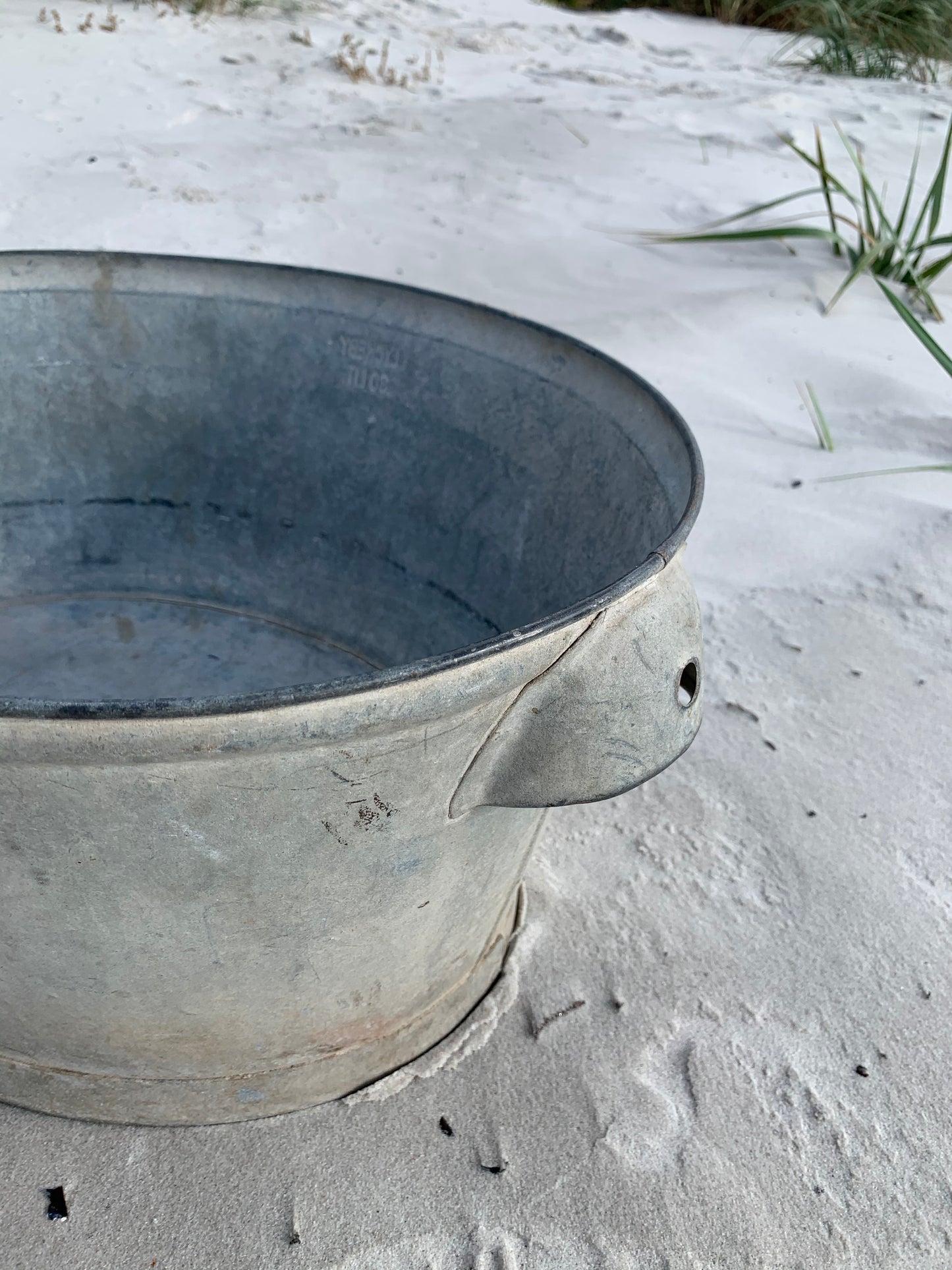 Flot gammel zinkbalje med fine detaljer
