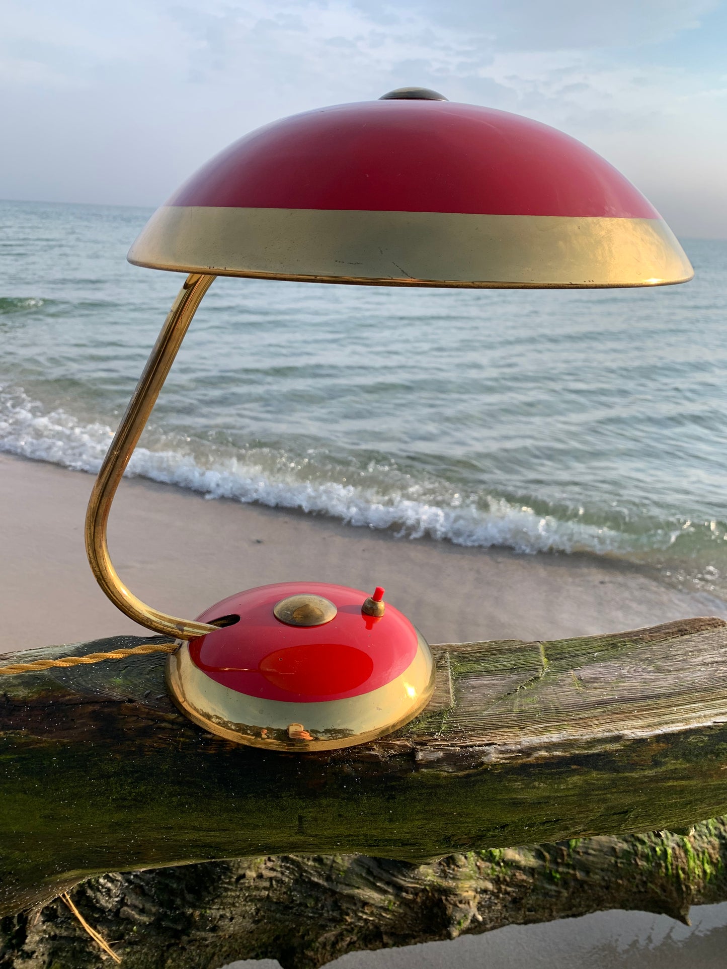 Helo lampe - Rød/messing
