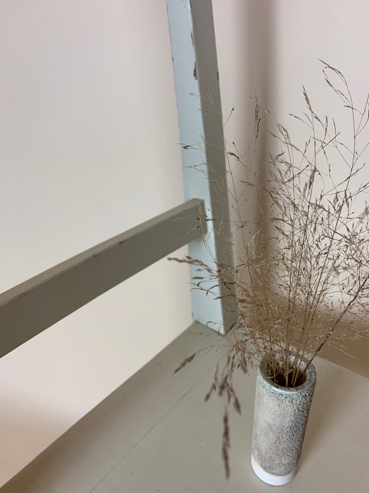 Svensk børnestol med skøn patina