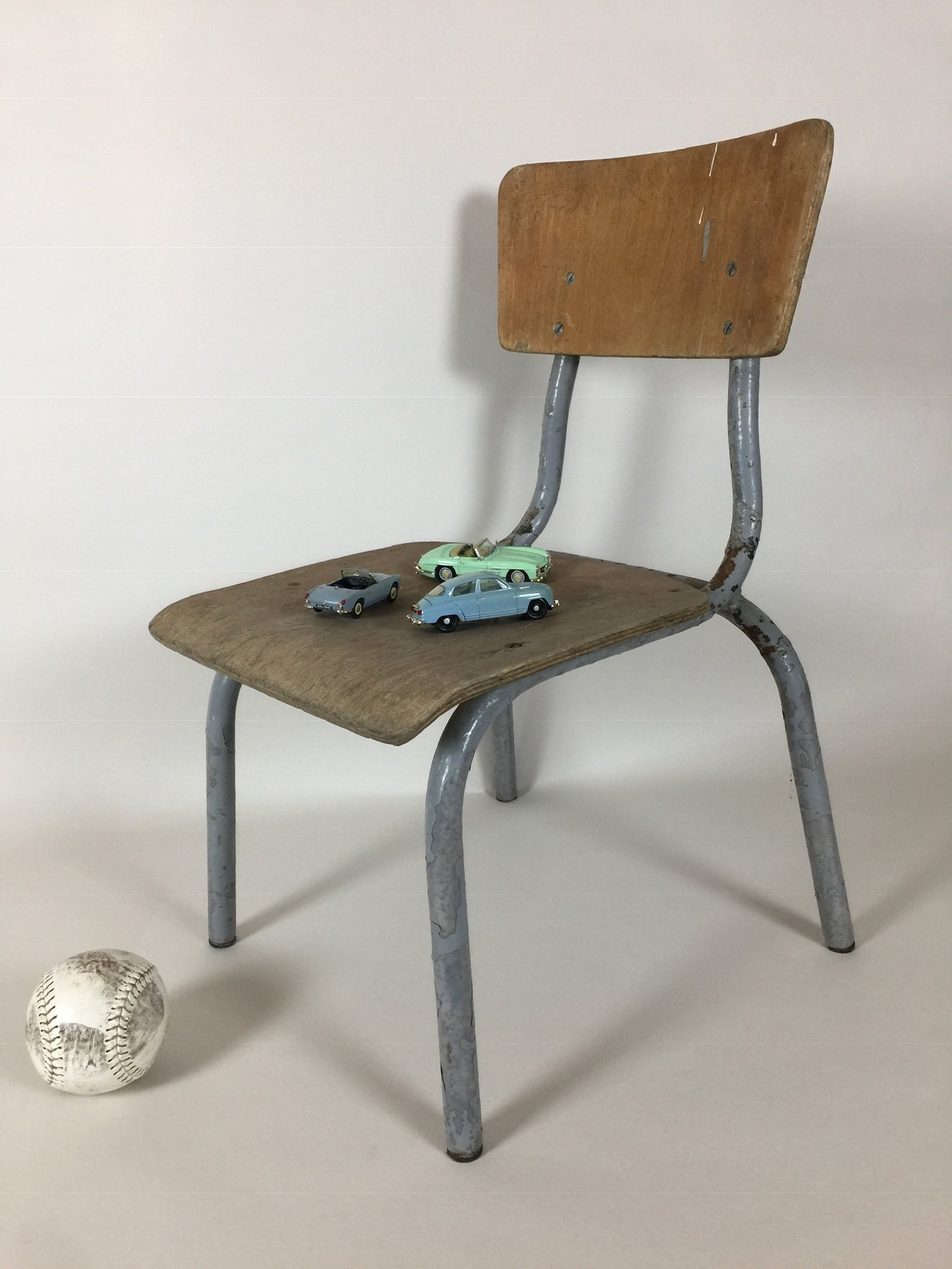 Rå børnestol med masser af patina