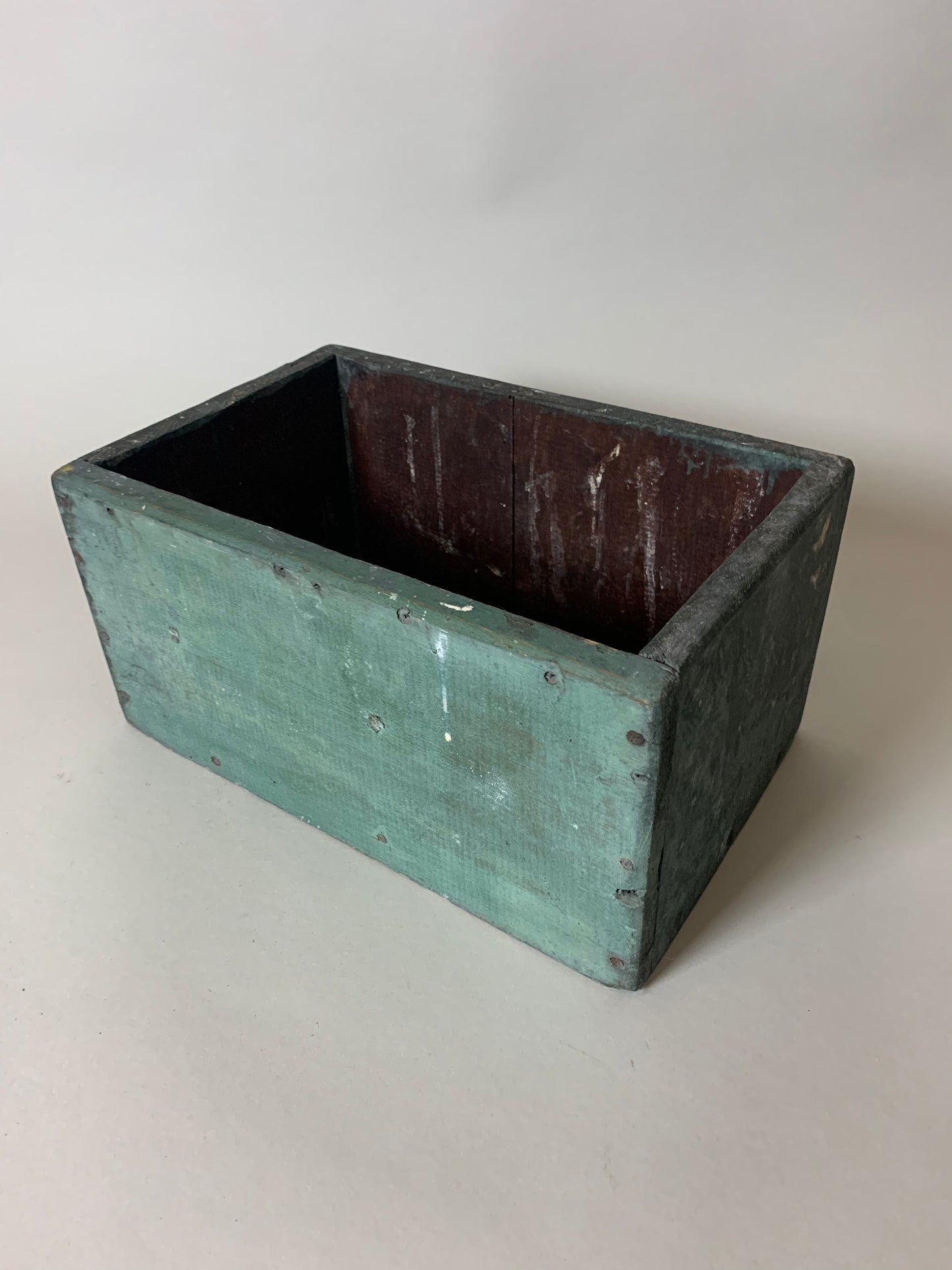 Grøn trækasse med patina