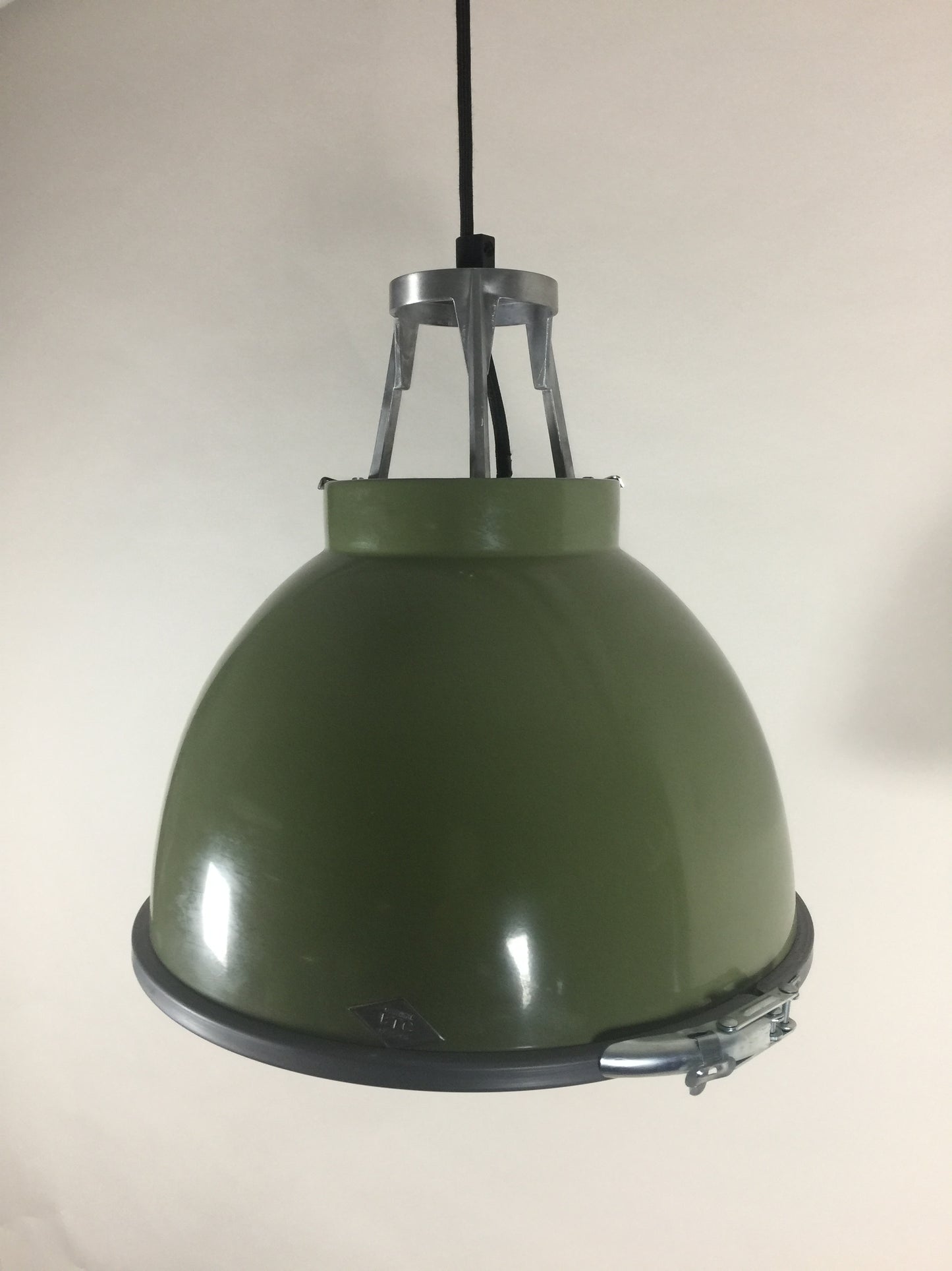 Original BTC lampe - Titan i flot grøn farve med sandblæst glas