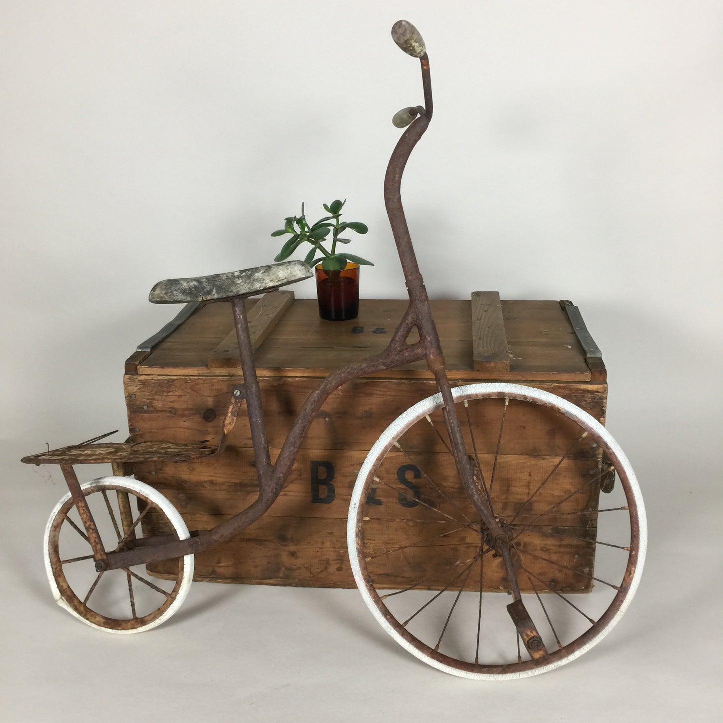 Dekorativ børnecykel med masser af patina